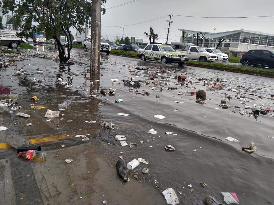 TolucalaBellaCd's tweet photo. Después de la lluvia así quedo el Boulevard Aeropuerto en Toluca, llena de la basura que originamos y que la gente mala tira a la calle.
Nuestro planeta está en una crisis muy fuerte derivada del consumo de desechables, cambiemos nuestras formas de consumo
https://t.co/REfXD55hhL https://t.co/iZUYSIUsjg