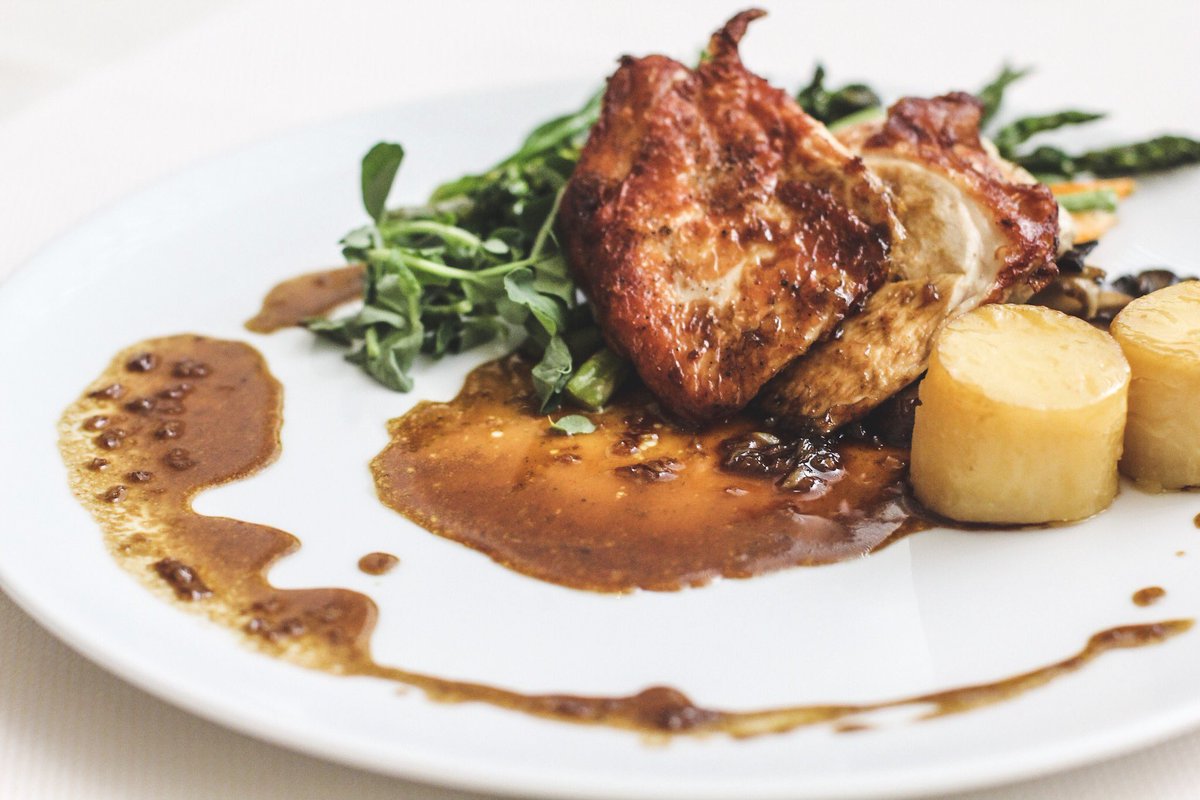 Happy Friday! That means ½ price bottles of wine 🍷 with the purchase of an entree - like our 7oz Chicken Breast, served with fondant potatoes, asparagus, baby carrots and lemon pan jus 🤤 #DivaAtTheMet