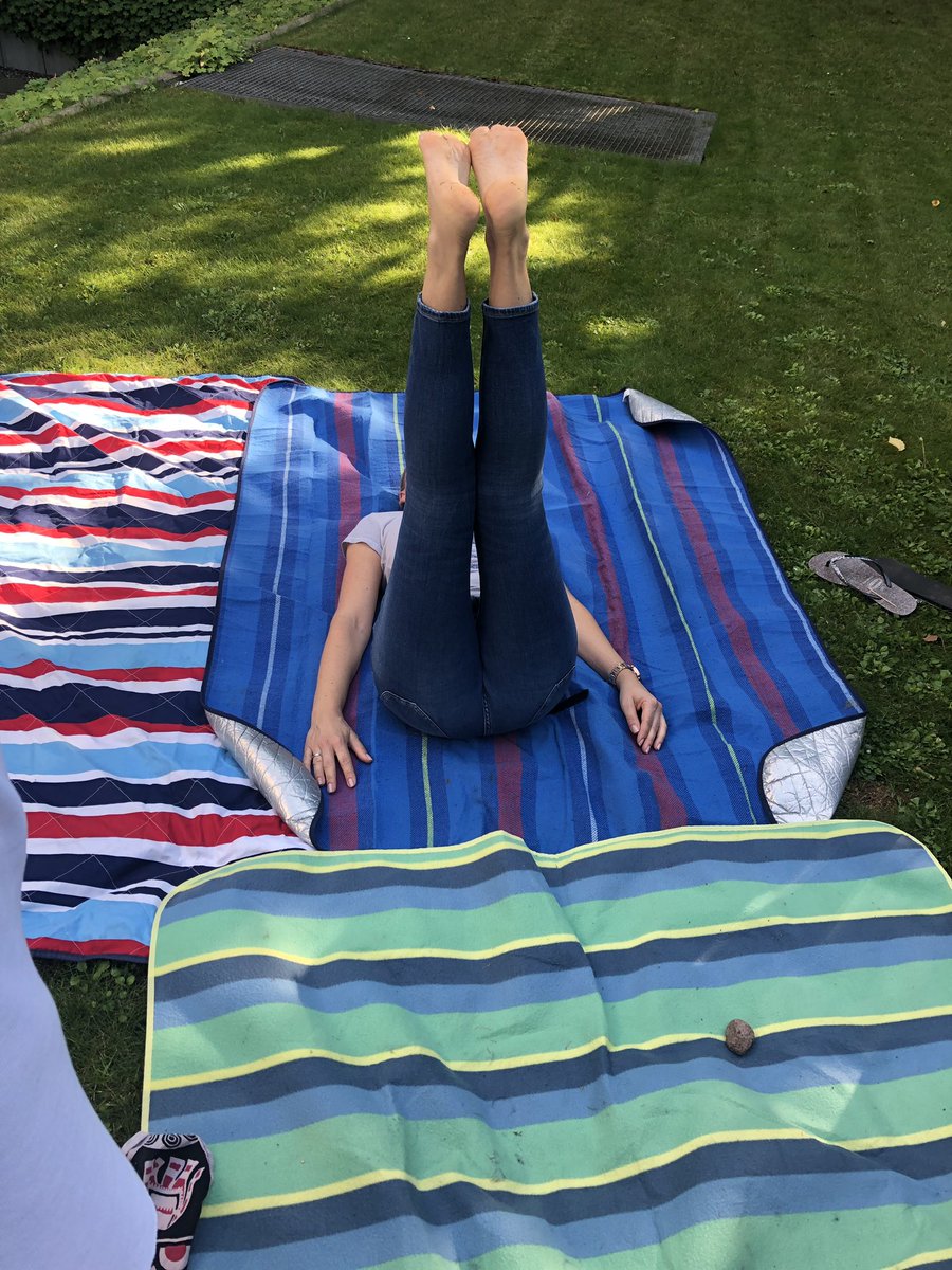 DrYaelAdler's tweet photo. Barfuß-Laufschule für elfenhaften Gang am Arbeitsplatz und Gesundheitsprävention im Alltag. Action im Praxisgarten. #Frauenpower #coolesteam ❤️ #schönefüße #praxis #dermatologie #prävention https://t.co/dDnYnKky10