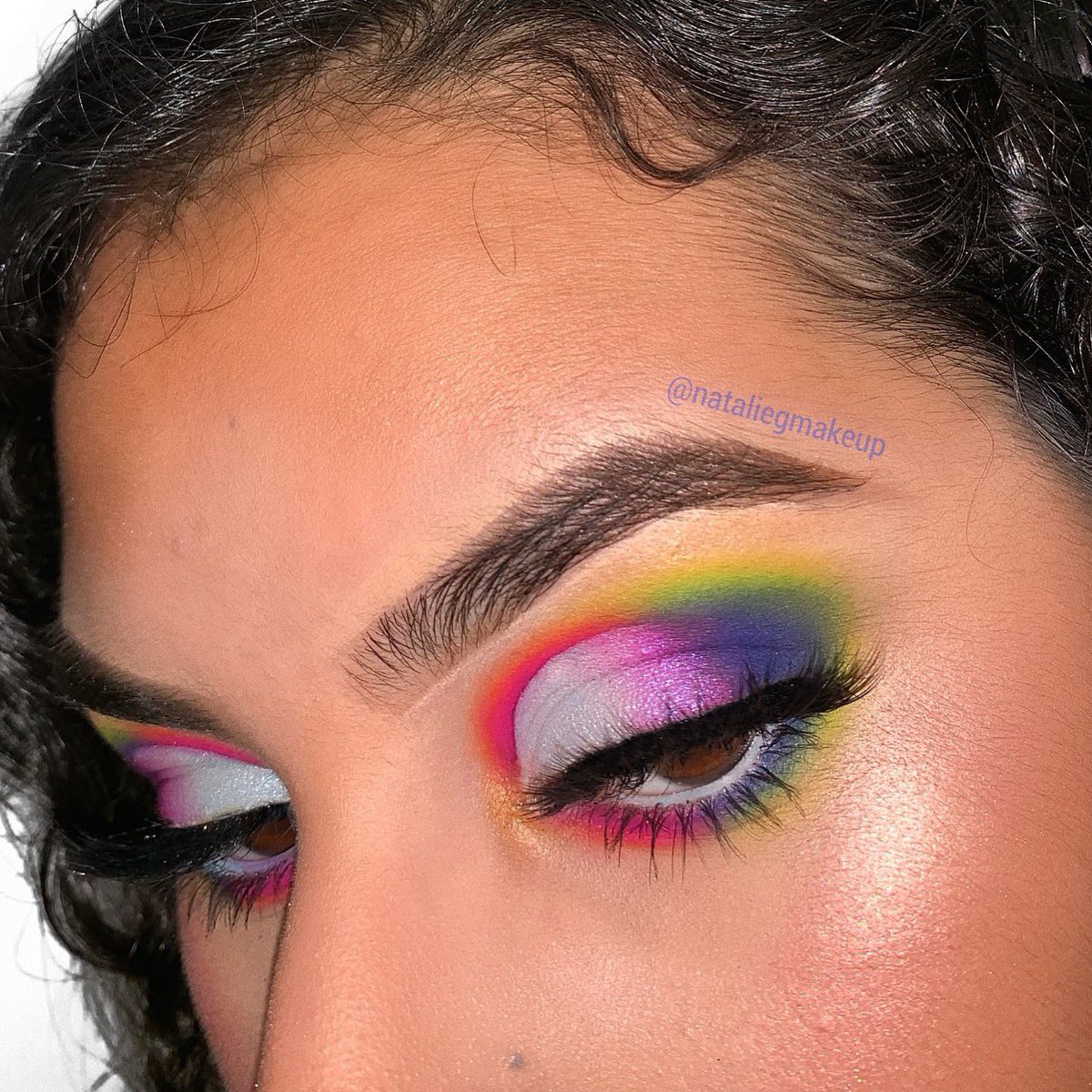 nataliegmakeup's tweet photo. Colorful glam ✨ using the @jamescharles X @MorpheBrushes eyeshadow palette. These shadows are bomb 🤩 https://t.co/VscHjgbe3A