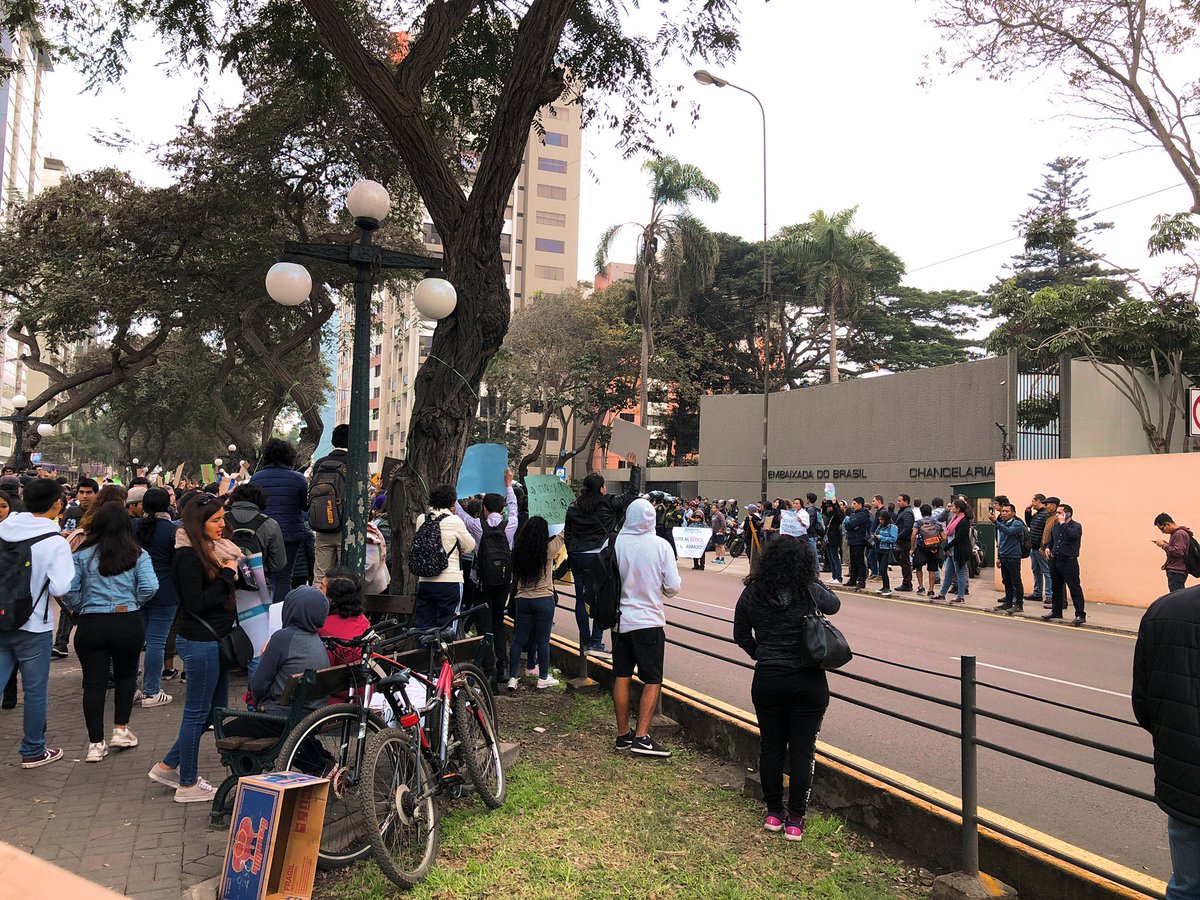 jcriveros's tweet photo. Plantón de jóvenes frente a la embajada de Brasil. https://t.co/Ts11l4YUjA