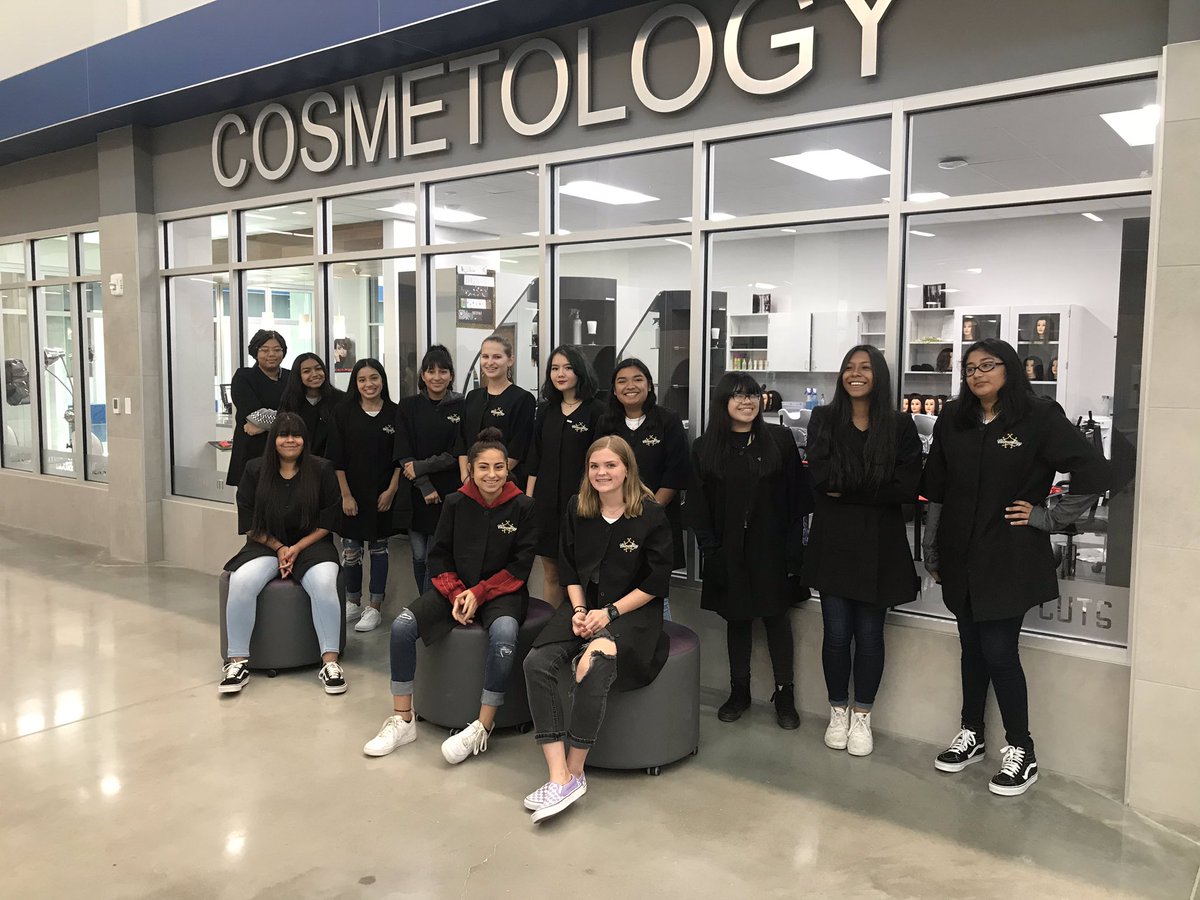 CurlyQsJHS's tweet photo. One of these 28 sophomores will be first ever Jag to clock 1,000 hrs and become certified once they’re seniors! Will be here before you know it. #cosmolife https://t.co/Q7PiF3KEbZ