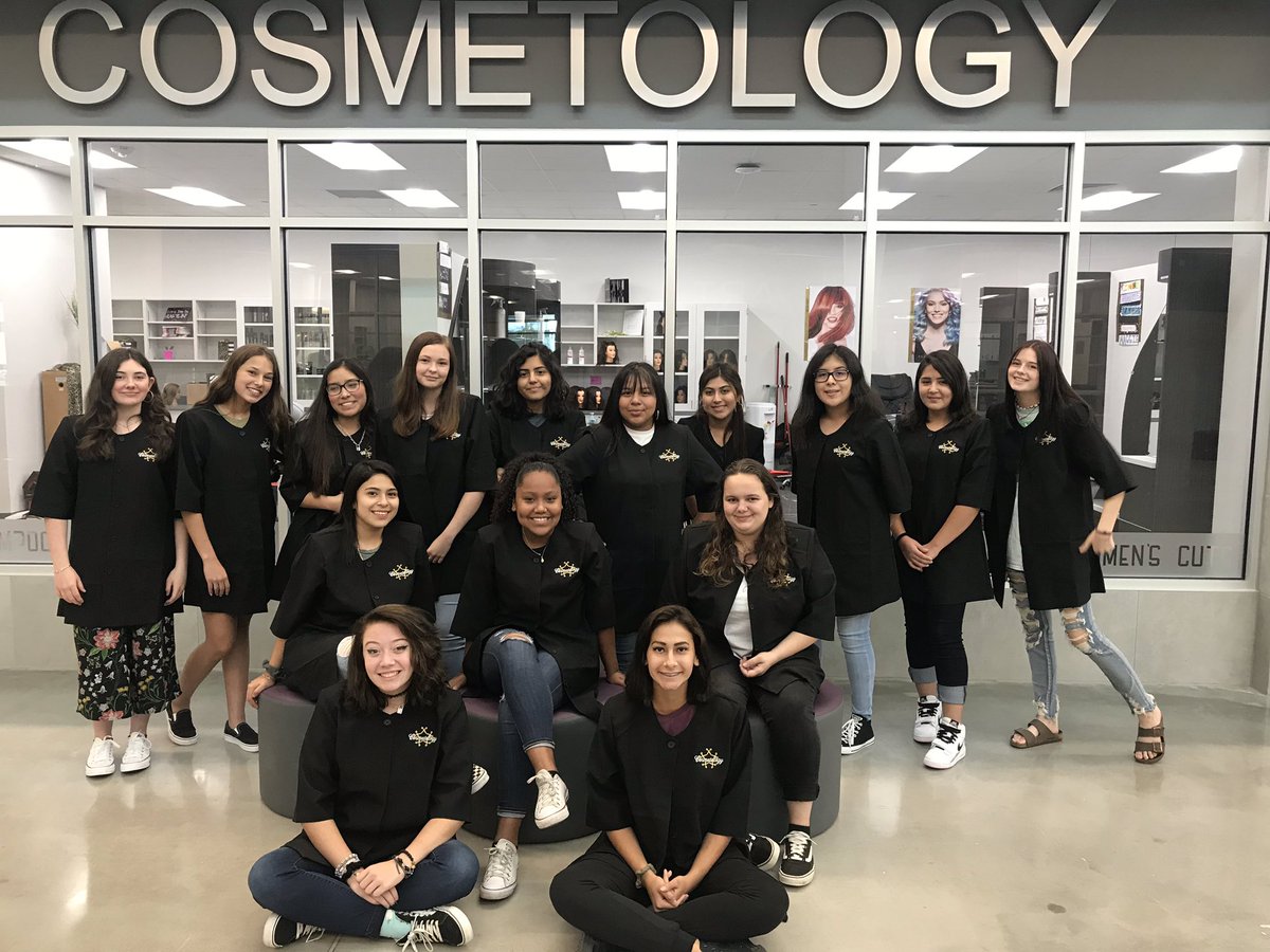 CurlyQsJHS's tweet photo. One of these 28 sophomores will be first ever Jag to clock 1,000 hrs and become certified once they’re seniors! Will be here before you know it. #cosmolife https://t.co/Q7PiF3KEbZ
