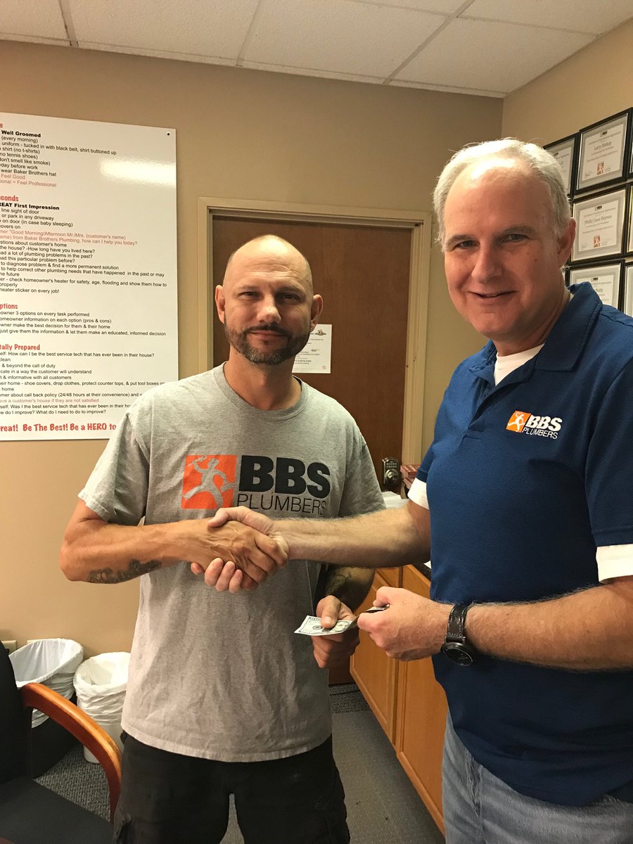 BBSPlumbers's tweet photo. Gary Spivey receiving a VOC Award for 6 perfect surveys in a row. Stellar service deserves recognition and financial rewards.#CustomerServiceStar https://t.co/ESF0BoOCbk
