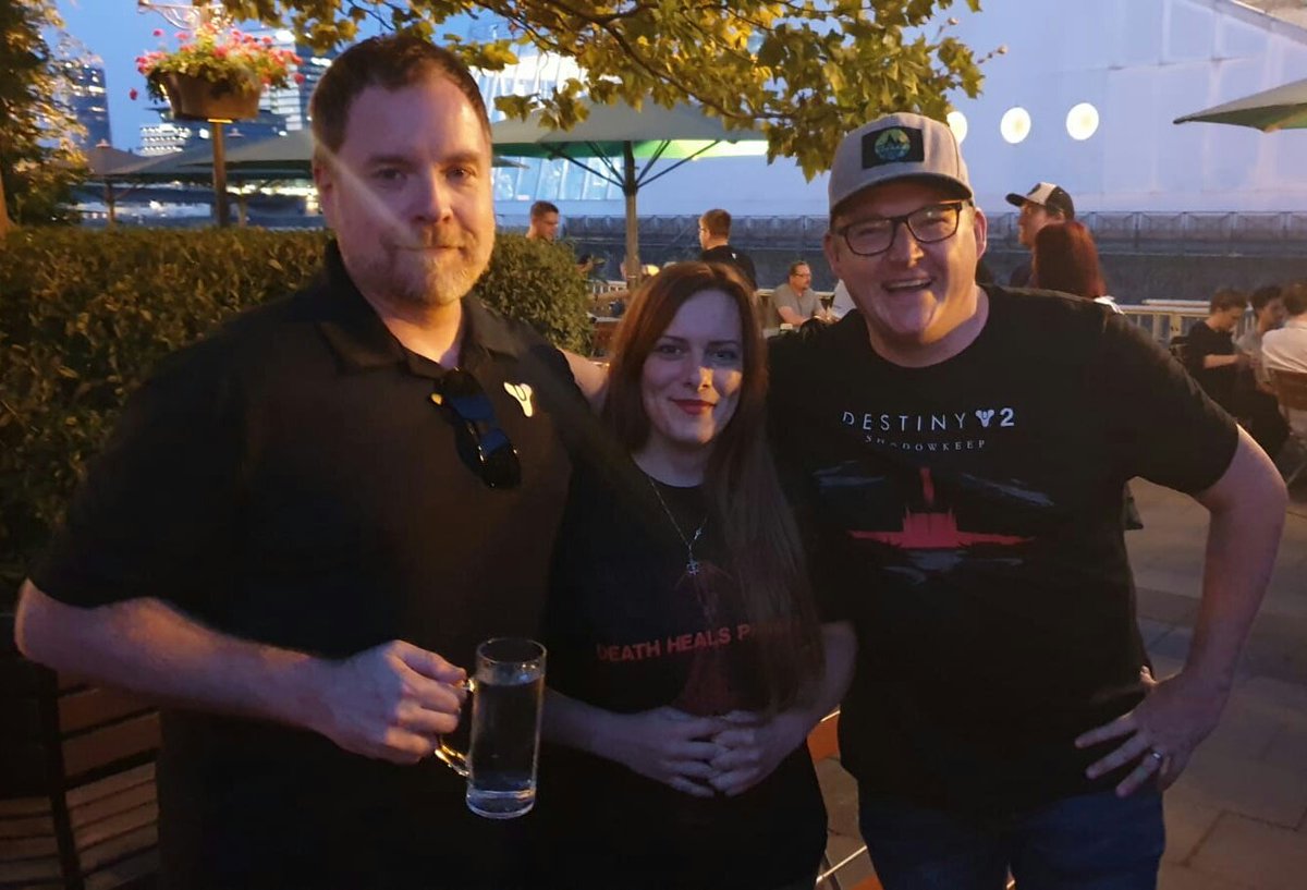 Painthisice's tweet image. Look! I found my own Bodyguards!😈😊💪

What a pleasure and honor to meet my role models!😊😍
Thank you!😇

@DeeJ_BNG @beeonkeyco 
@Bungie