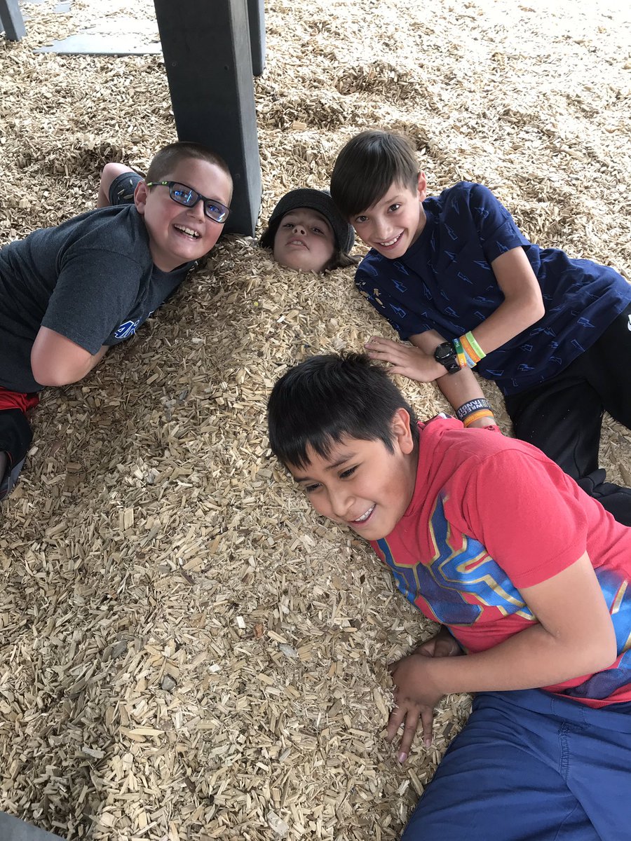 prosisefrisco's tweet photo. Having so much fun going back to school and being with our friends again! @FREprincipal https://t.co/uUBvLtH1bd