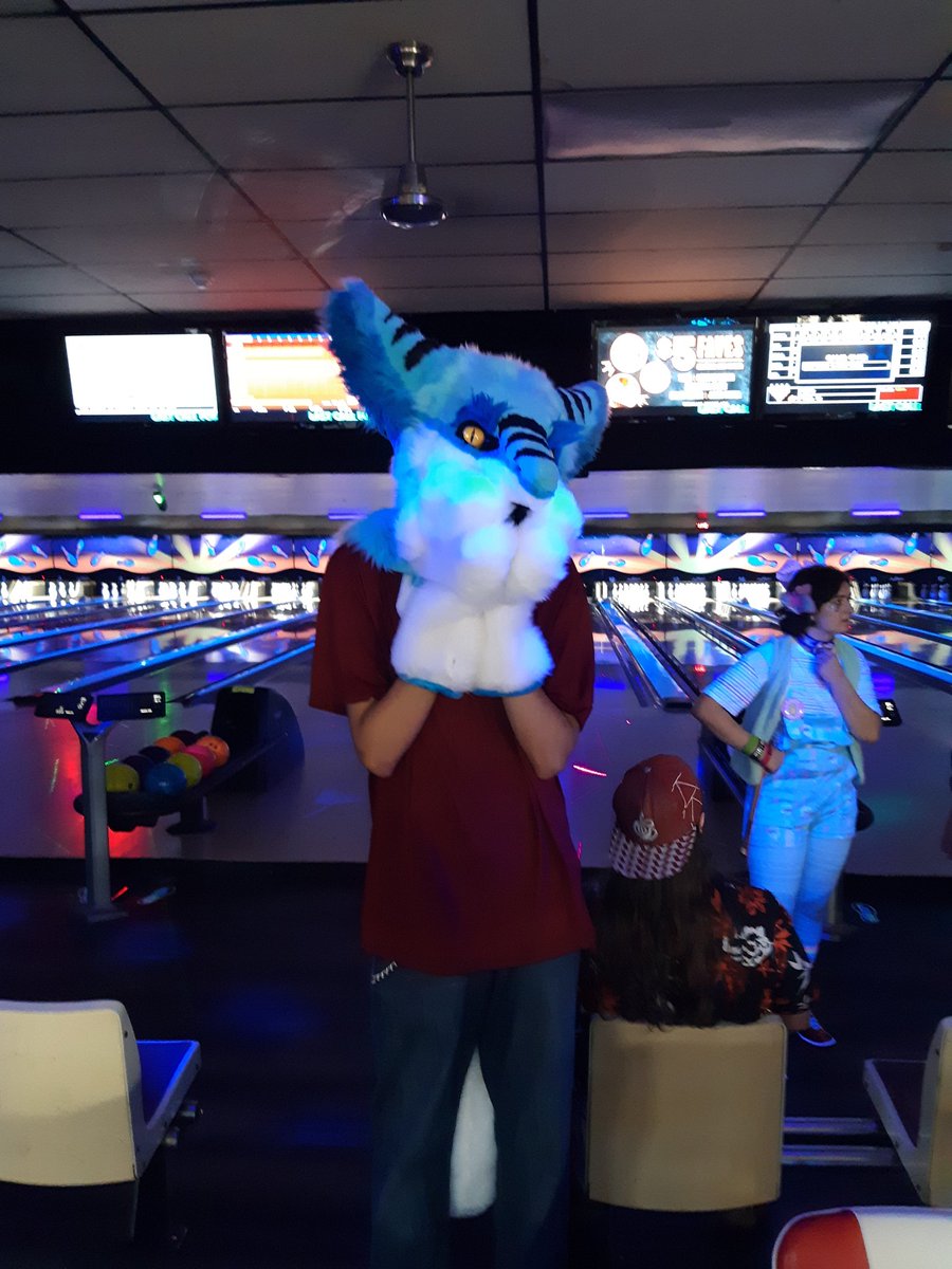 StevenSergall's tweet photo. Happy friday ^-^
Figured I post a few photos of my first event in Steven Sergall by an amazing maker @Monstercatsuits 
Was gifted to me by a coworker.
#FursuitFriday https://t.co/TdlbKxxre5