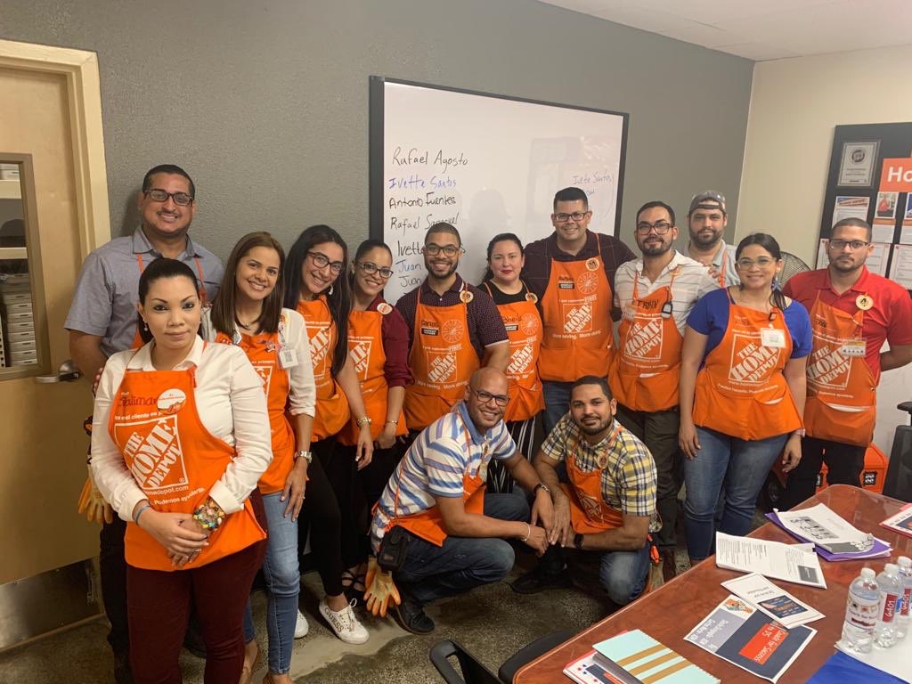 KarolynOc's tweet photo. Gracias a nuestros ASM @Cemarte15 y @justshe por el taller de “CoachForSuccess” para supervisores  🅓🅔🅢🅐🅡🅡🅞🅛🅛🅞 🍊 https://t.co/23h2YaPRHC