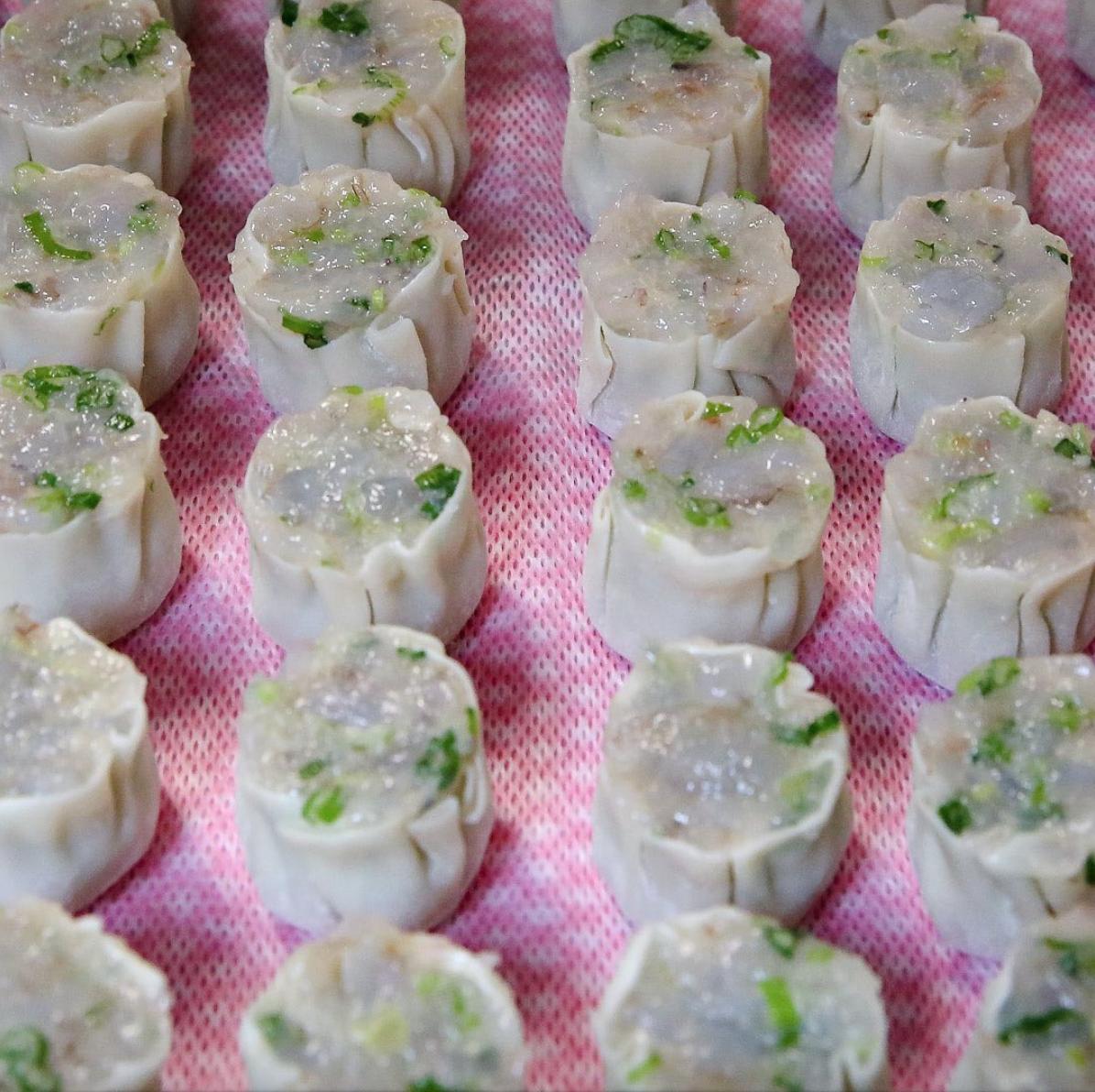 sharqbytes's tweet image. Chinese Tuxedo. If you haven’t been yet, I suggest you head over soon for some amazing cuisine!
.
#10 on SharQbytes Blog: Best of NYC
(1) Shrimp Shumai (2) Whole Black Bass
.
Piccredit: @chinesetuxedo @pdonnelly1 #LuxéFoodie#NYCfoodie 
#SharqBytes#RestaurantReview #foodblog #NYC