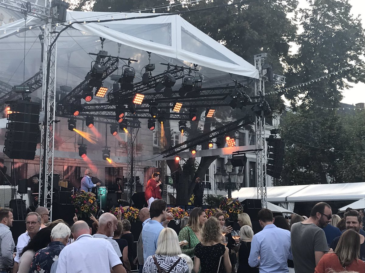 larasavelkoul's tweet photo. Oh Mestreech. De glitters en glans in het zonleeg. #love #maastricht #preuvenemint #franspollux https://t.co/SwBicjInh0