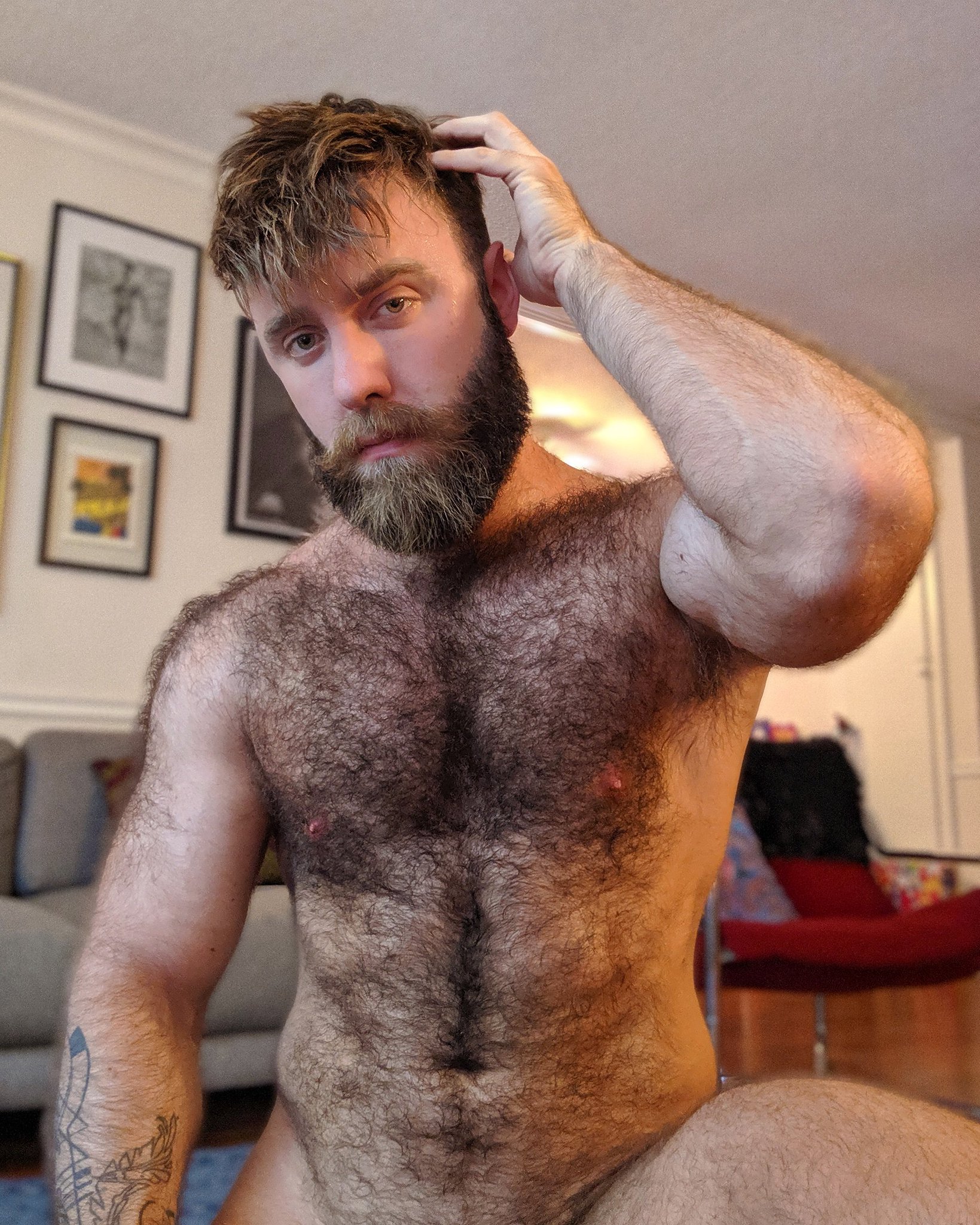 “💦Would you be down to get sweaty with someone this hairy?!🤔” .
