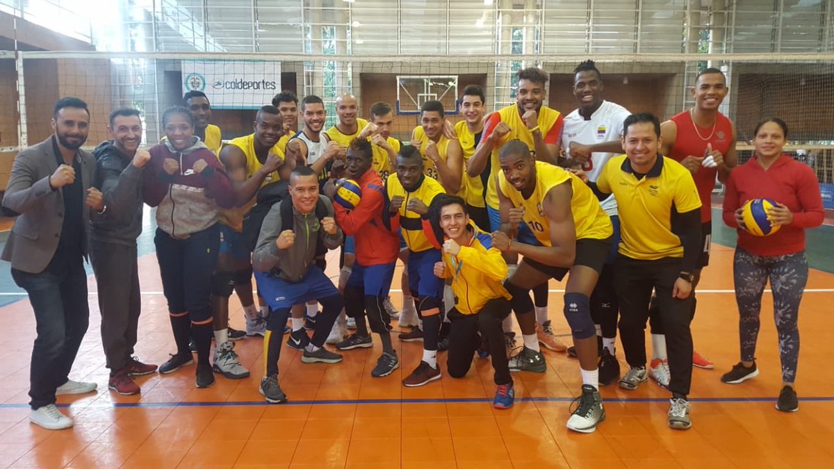 VoleiColombia's tweet photo. La Selección Mayor Masculina acompañada de la Selección de Boxeo después de entrenar para el Sudamericano en Chile. 🇨🇴👏🏼💪🏼🏐
#VoleiMasculino #FedeVolei #VoleibolColombia #Colombia #Voley #volei #voleibol #volleyball #Instavoley #instavolley #somosequipo #LoveVolleyball https://t.co/qJryYMiiKj