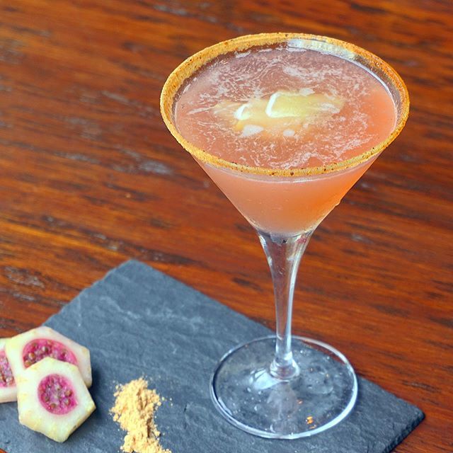 Prueba el #martini de xoconostle, una mezcla de #mezcal, toronja, jengibre y xoconostle, que le aporta acidez directamente de nuestra tierra y la nopalera. #DeTemporada
#FoodTradeCenter ift.tt/2HoufNy