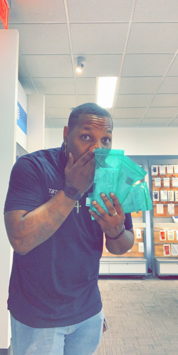 Had to show my team how it was done. #FillTheBag with the Note 10 Trade in deals..... #Successorries <a href="/attportablesVAE/">kyle stephens</a> <a href="/elthonmunoz/">Elthon Munoz</a> <a href="/JakeAraghi/">Jake Araghi</a> @ATTPortablesEVD