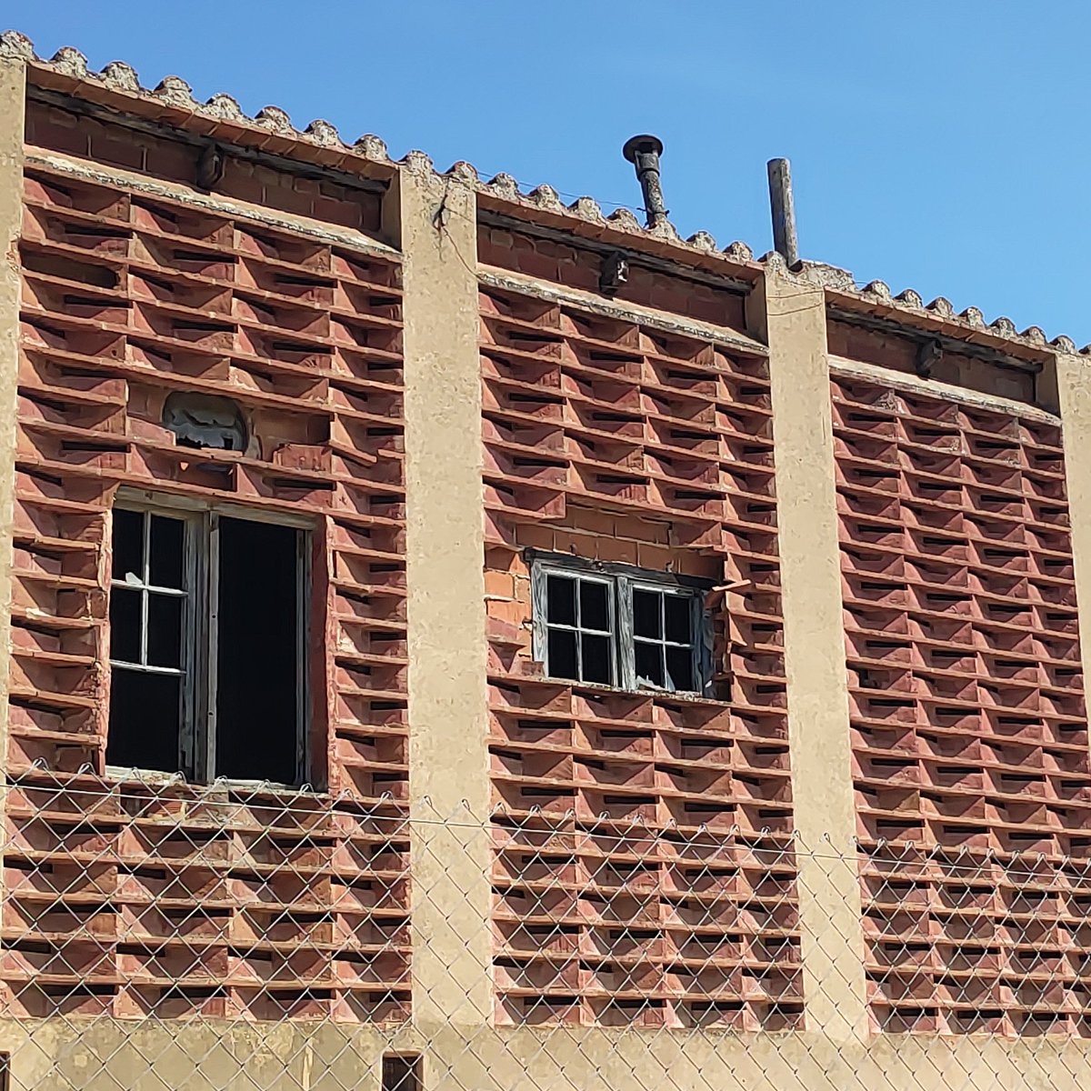 oparisv's tweet photo. VENTILATED FACADE
Interesante fachada ventilada con doble hoja de ladrillo macizo
#facade
#fachada
#fachadaventilada
#windows
#straightfacade
#facades
#architecture_hunter
#archdaily
#architecturedesign
#archilovers
#ceramic
#doubleskin https://t.co/JeRhtOqWyE