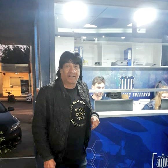 El “Hacha” Ludueña, uno de nuestros máximos goleadores que defendió los colores de #Talleres en 340 ocasiones, nos visitó en Paseo del Jockey y se llevó su carnet de Socio #MuchoMásTalleres 🔵⚪🔵