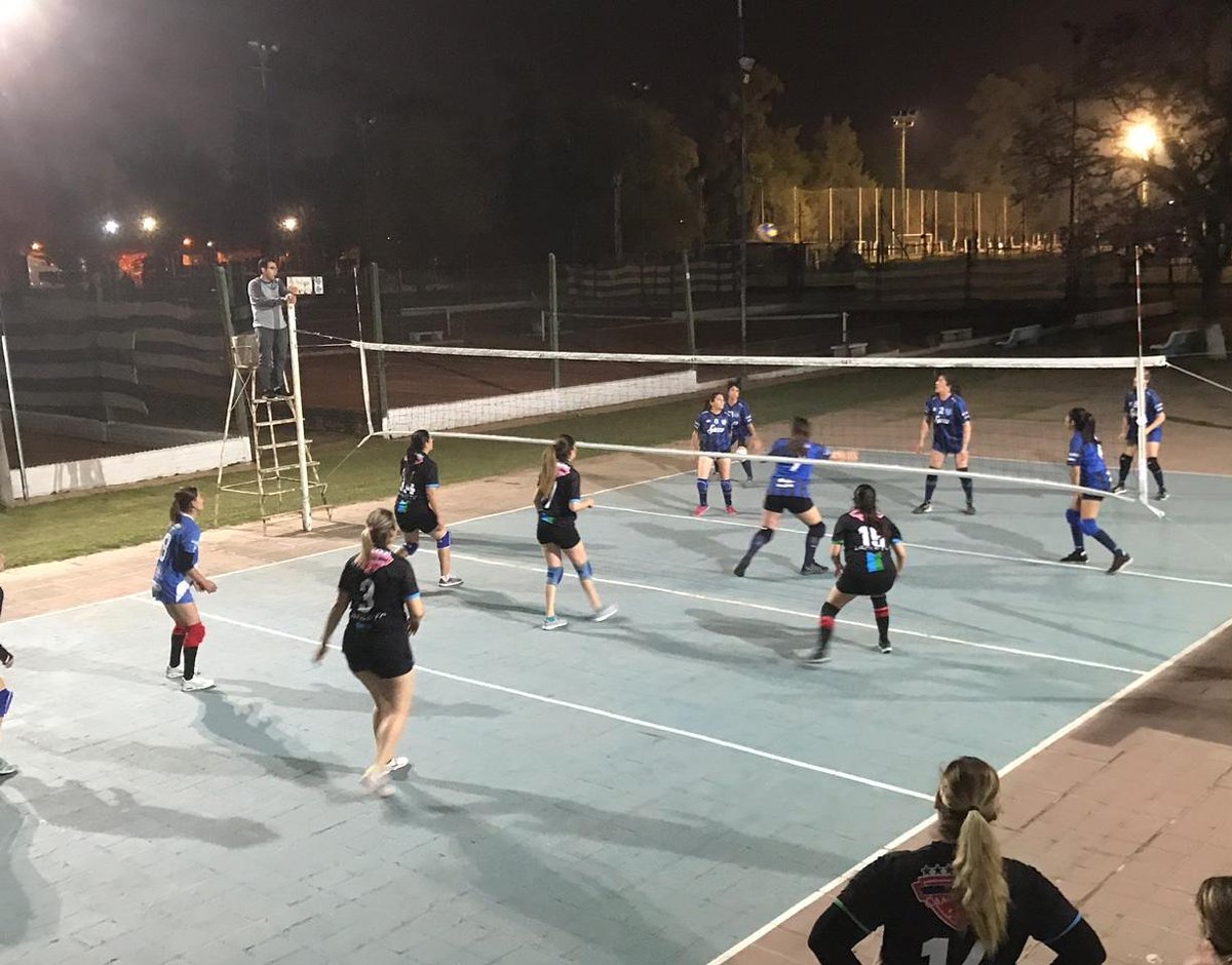 PUCAT15's tweet photo. #VóleyDecano🏐: [Fecha N°2] Amateurs |
.
¡Final del 1° Set!
.
#AtléticoTucumán 25 - 18 #FloridaVoley

#AlVóleyFemeninoLoVivisEnPUCAT 👧🏐😊✌ https://t.co/GmUZkMsB3V