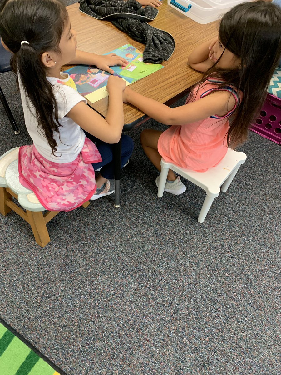 Mrsvallejo_KG's tweet photo. Practicing pointing to the words in the book ♥️ #kinderreads #ilovevickery https://t.co/9Uv3cAbFTU