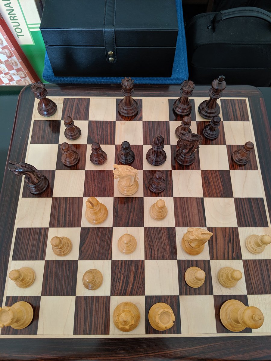 ChessplayerCS's tweet image. 白の手番。
黒がc6としてきたあとの局面、黒のナイトがa5の位置にいるが行き場がない事に注目。

4手後に黒のa5ナイトを取れ。