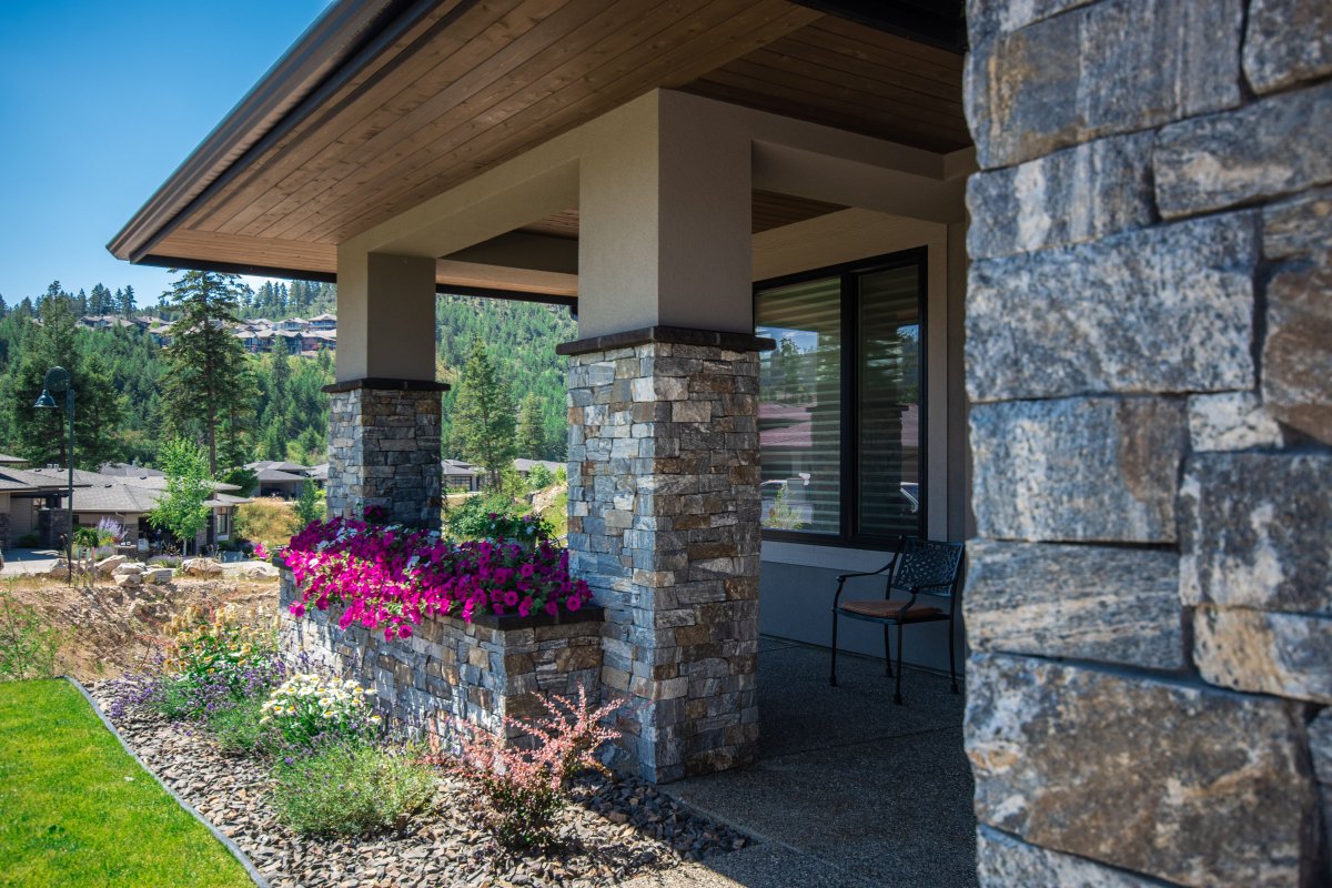 Kettle Valley Granite Urban Ledge is a modernized cut of the classic ledge stone shape – Earth tones predominate in swirling natural patterns that are augmented with grey, and salt and pepper colors. Learn more ow.ly/hJqz50u12nm 

#k2stone #home #exterior #design #kelowna