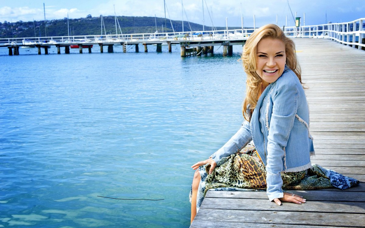 Are you attending Fiona Tuck's 'Slow Ageing – The Must-Have Holistic Approach to Skin' Look 'n' Learn? It's on in 15 mins! Head to the Dermal / Anti-Ageing Stage and prepare to immerse yourself in key learnings from one of the the most televised nutritionists in Australia!