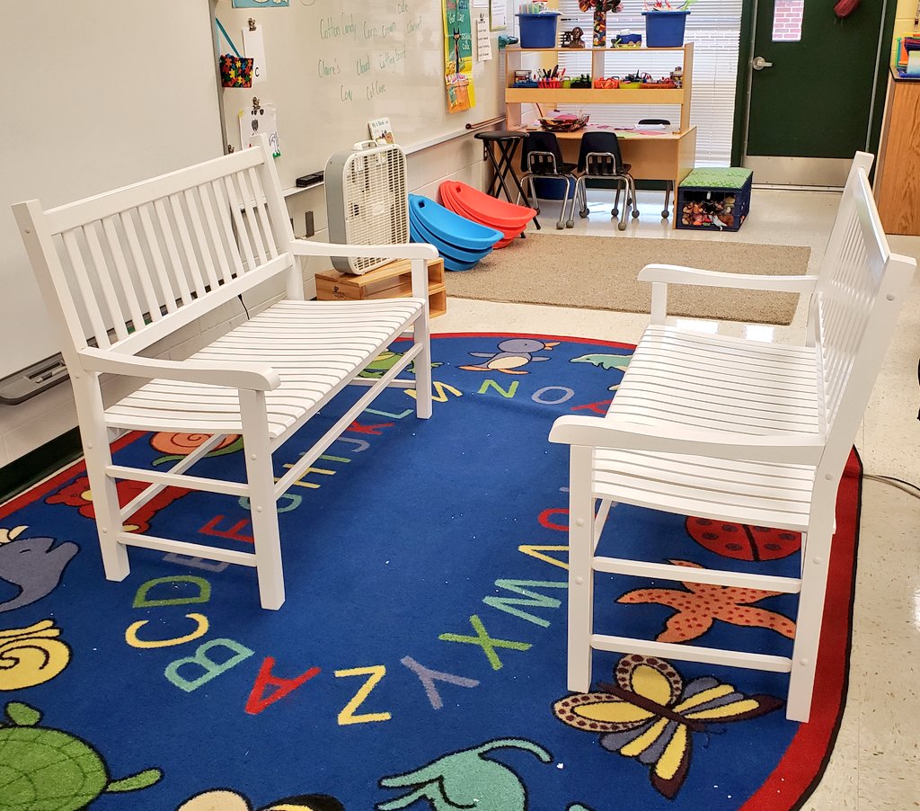 KaitReder's tweet photo. Bench building on a Friday afternoon 🛠 #teamwork @GreenvilleES @SimplyAnitaJ #BenchesForTheShade @MrsMoonGES #Ididhelp https://t.co/Hm6pY6uziW