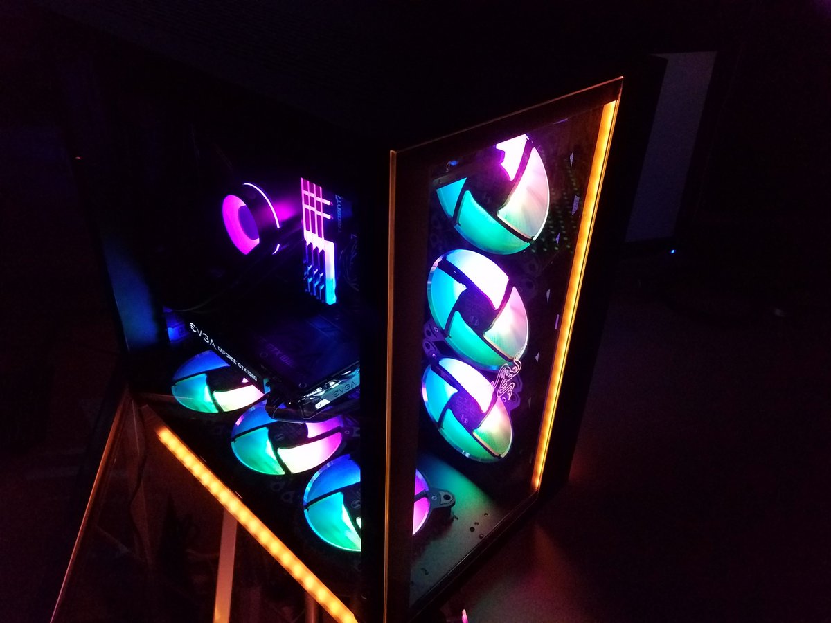 OfficialPCMR's tweet photo. PCMR team member Zeug666 just swapped cases to this sweet @GlobalLianli PC-O11 Dynamic @Razer edition! https://t.co/q4xSMpMNp8