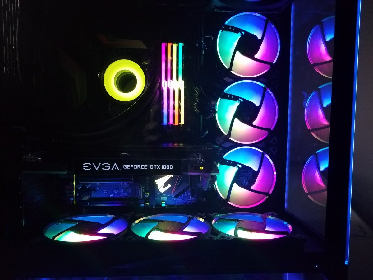 OfficialPCMR's tweet photo. PCMR team member Zeug666 just swapped cases to this sweet @GlobalLianli PC-O11 Dynamic @Razer edition! https://t.co/q4xSMpMNp8