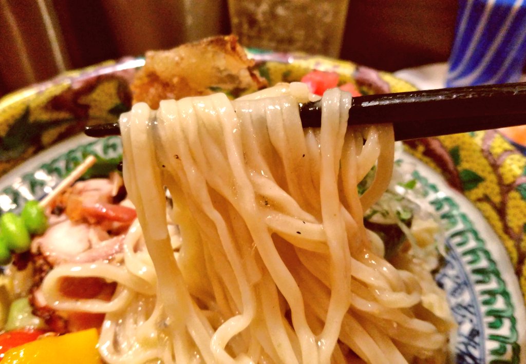 newjackeynew's tweet photo. 九段下　八咫烏
八咫烏式和麺vol.2  夏の大三角形

今年四月
麺に和食の技術を取り入れた
和麺シリーズ第二弾
グラスには
幻の芋インカのめざめと
牛蒡のすり流し✨
すり流しとは食材をよく摺り潰して
出汁でのばし汁物にする和食の技法
濃厚で滑らかでこれウマすぎ👍
麺にはカエシちりめ…
超美味し！ https://t.co/ARfyRPP9JS