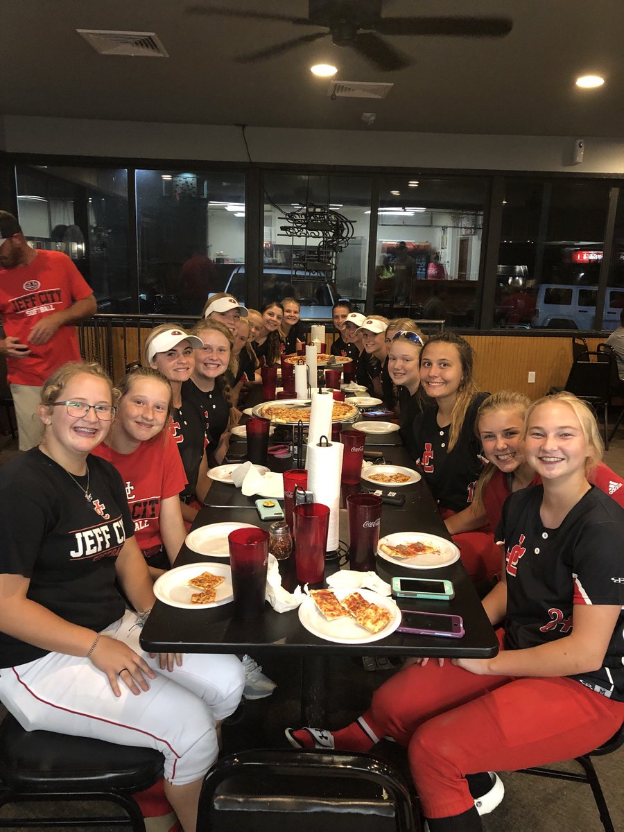 JCJaysSoftball's tweet photo. The only way to celebrate after a great jamboree! JC PIZZA COMPANY. Way to go Lady Jays. ⁦@JCSchools_⁩ ⁦@JC_Activities⁩ ⁦@JeffCityStuco⁩ https://t.co/J1LAvT1fXx