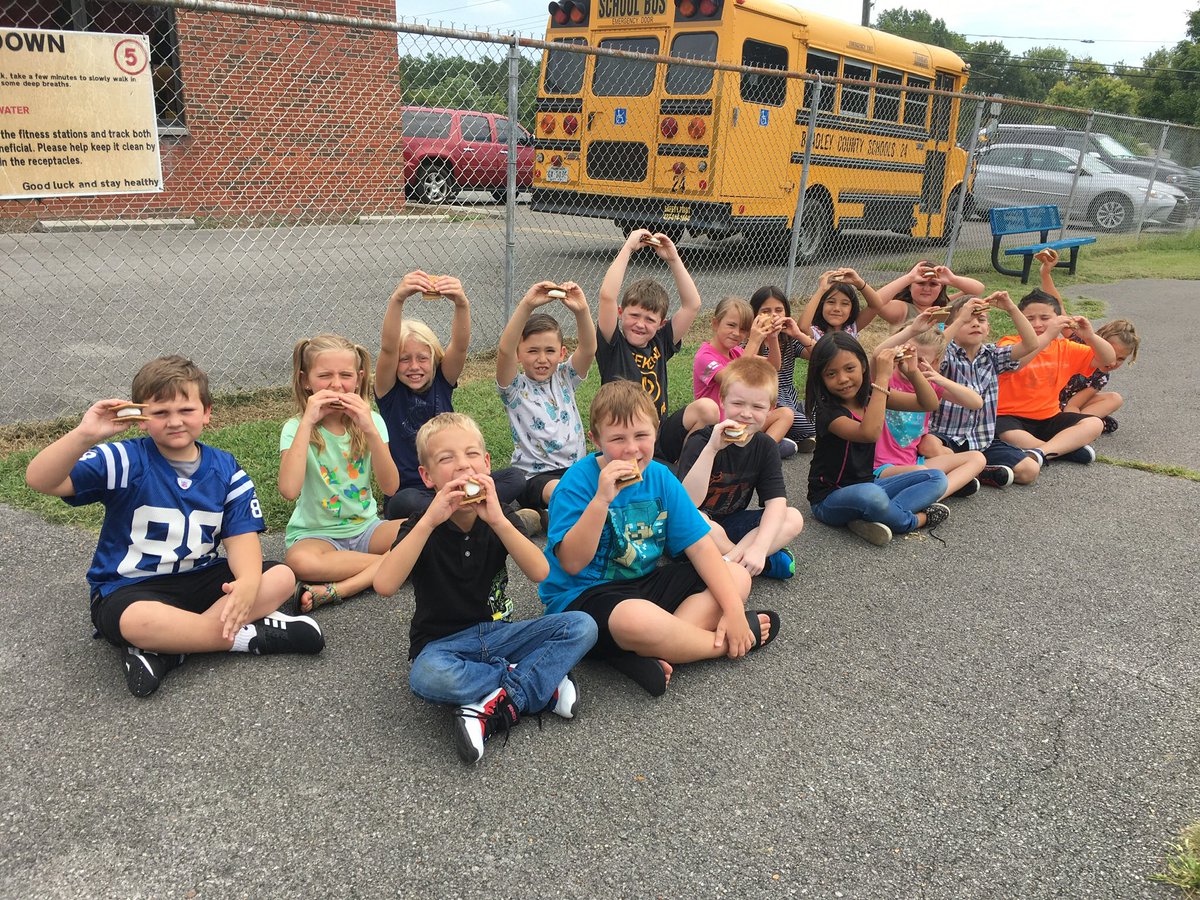 oakgrovefalcons's tweet photo. Second grade did an extension activity with their writing lesson this week! It involved s’mores! Educational and yummy! https://t.co/A5Q9HSWHrt