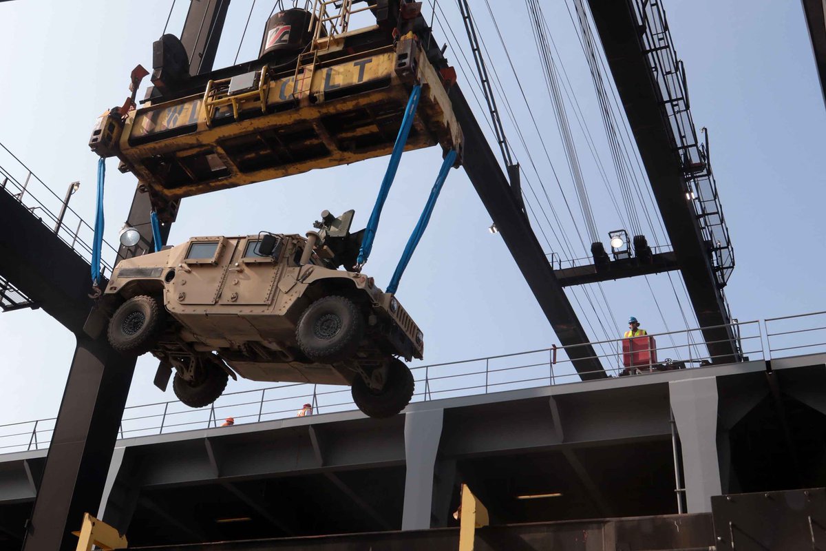 USARPAC's tweet photo. @4thBrigade25ID started port operations for its Joint Readiness Exercise. 
#Spartans #ArcticTough #EDRE #ArmyReadiness #ReadyNow @1st_Corps
@INDOPACOM @USArmy @ArmySustainment https://t.co/p8UZvFPTho