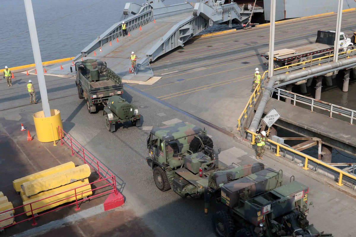 USARPAC's tweet photo. @4thBrigade25ID started port operations for its Joint Readiness Exercise. 
#Spartans #ArcticTough #EDRE #ArmyReadiness #ReadyNow @1st_Corps
@INDOPACOM @USArmy @ArmySustainment https://t.co/p8UZvFPTho