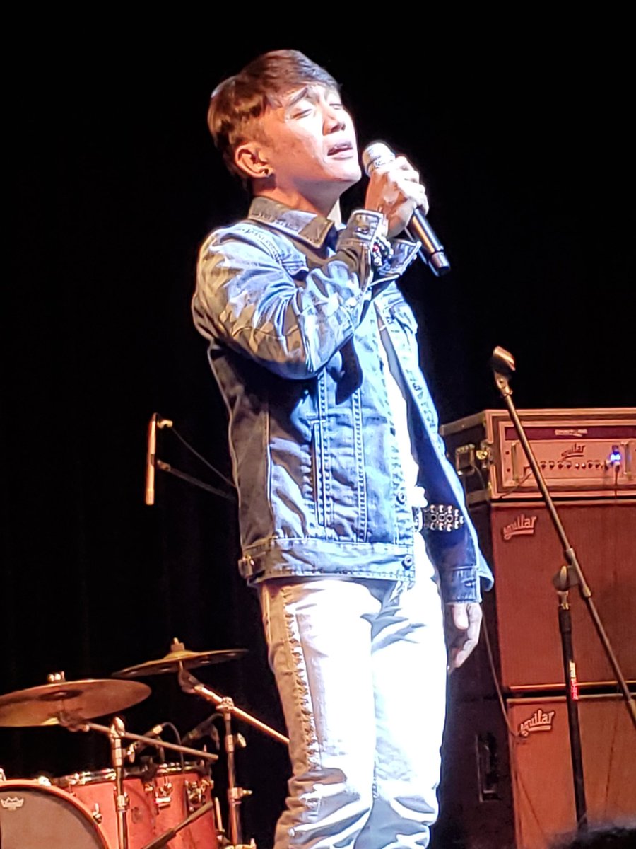 journeyfan_1's tweet photo. #FrontmanFriday my favorite frontman @arnelpineda https://t.co/I1qBESgMzN