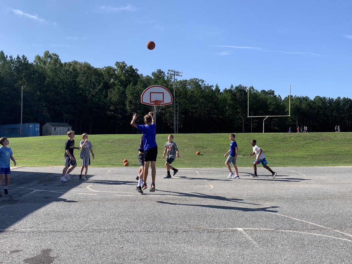 PreisigJessica's tweet photo. I love my job! 💕 It was a #beautifulday☀️ to take the #mobileoffice off-roading. #teamRCE🐾 #RCEpe⛹🏼♀️ https://t.co/ld7y3JwEF9