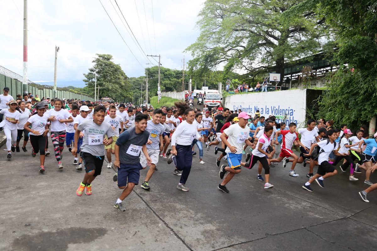 SESAN_Escuintla's tweet photo. Carrera 5K en pro de la Nutrición dirigida por personal técnico de @SESAN_Escuintla apoyo de: #CONJUVE, #MINEDUC, #MIDES, #MSPAS, #ENEFE, #SBS, #RadioRitmo, #PNC, #CruzRoja, Municipalidad y sector educativo, se recaudó Incaparina para para niños con Desnutrición en el municipio. https://t.co/UAmMNiTixK