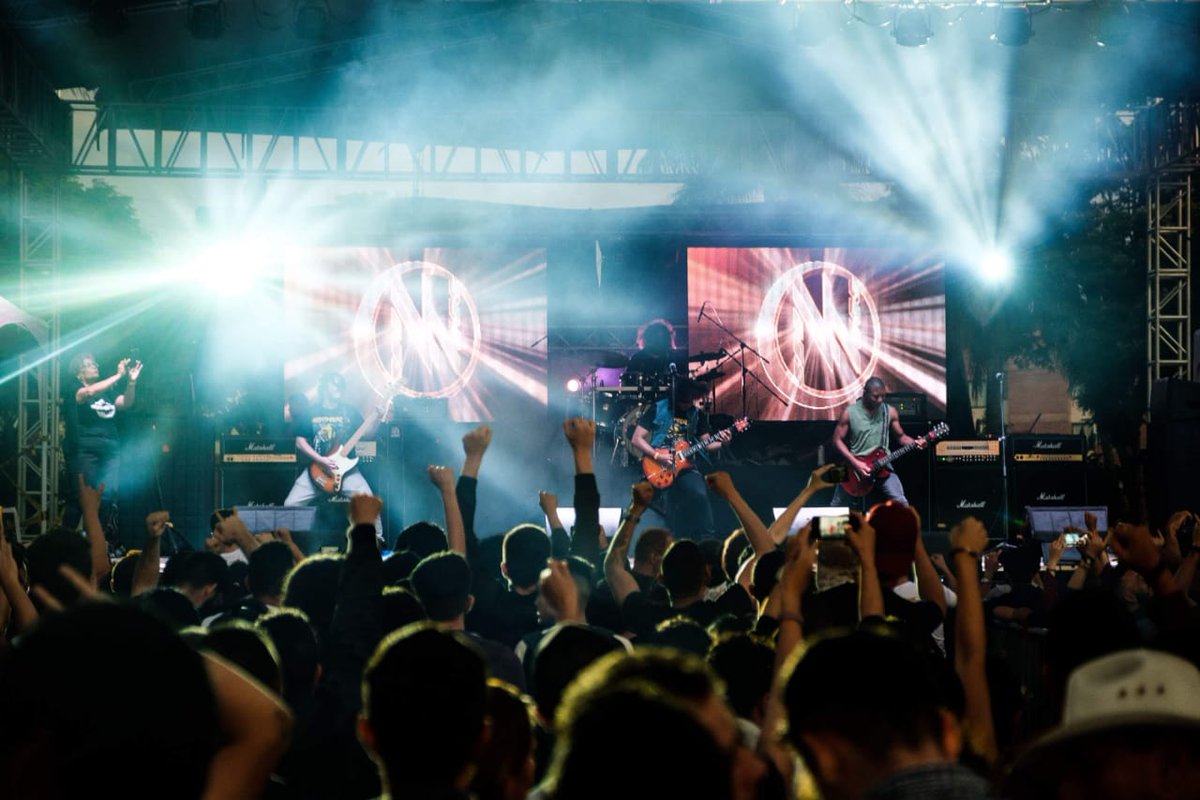 NightwalkersTO's tweet photo. Cerramos esta semana mostrándoles parte de lo que vivimos en el #EjeRock en Pereira.
Dejando el alma en el escenario 🤘🏼
Fotos📷: @juanjosehorta https://t.co/b0MvdLAXin