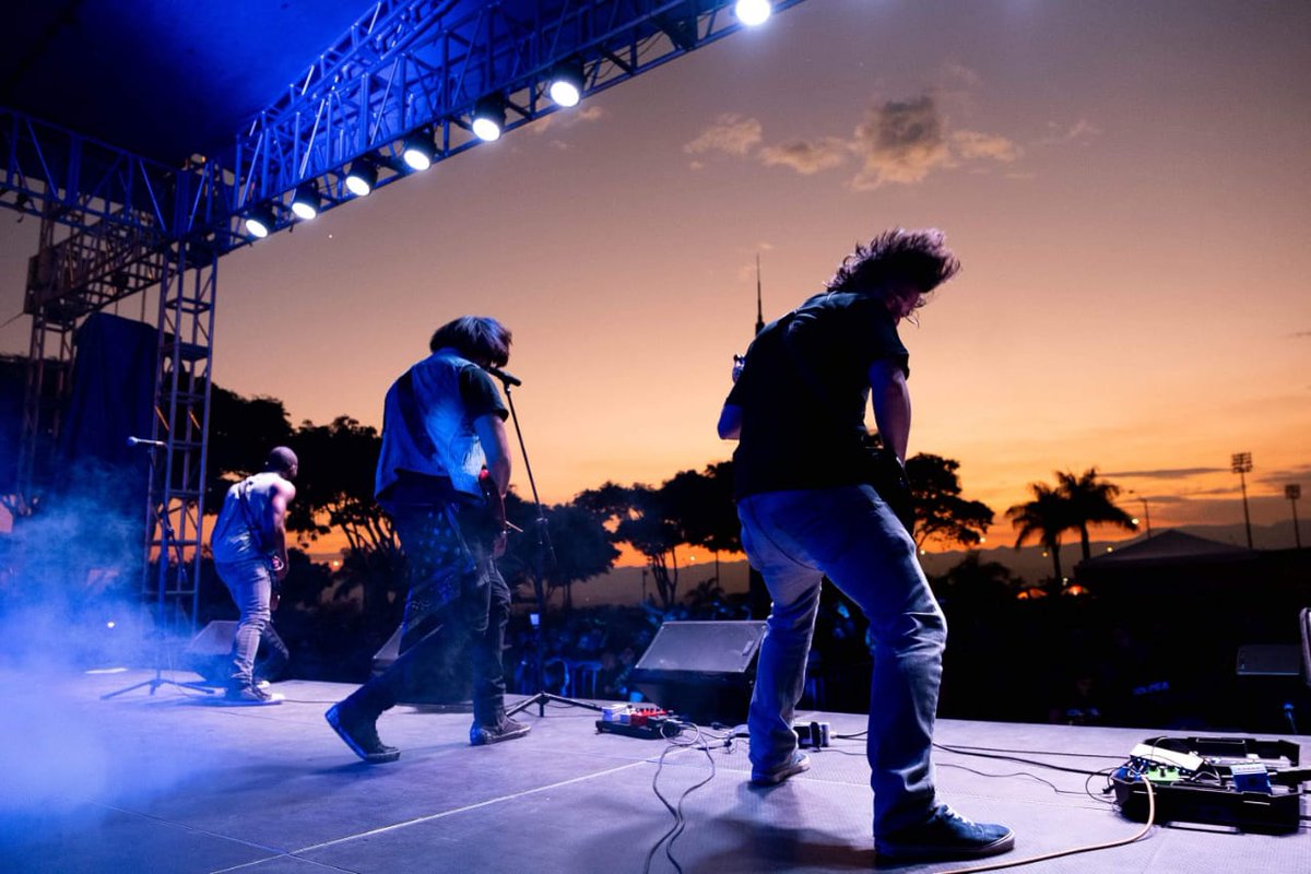 NightwalkersTO's tweet photo. Cerramos esta semana mostrándoles parte de lo que vivimos en el #EjeRock en Pereira.
Dejando el alma en el escenario 🤘🏼
Fotos📷: @juanjosehorta https://t.co/b0MvdLAXin