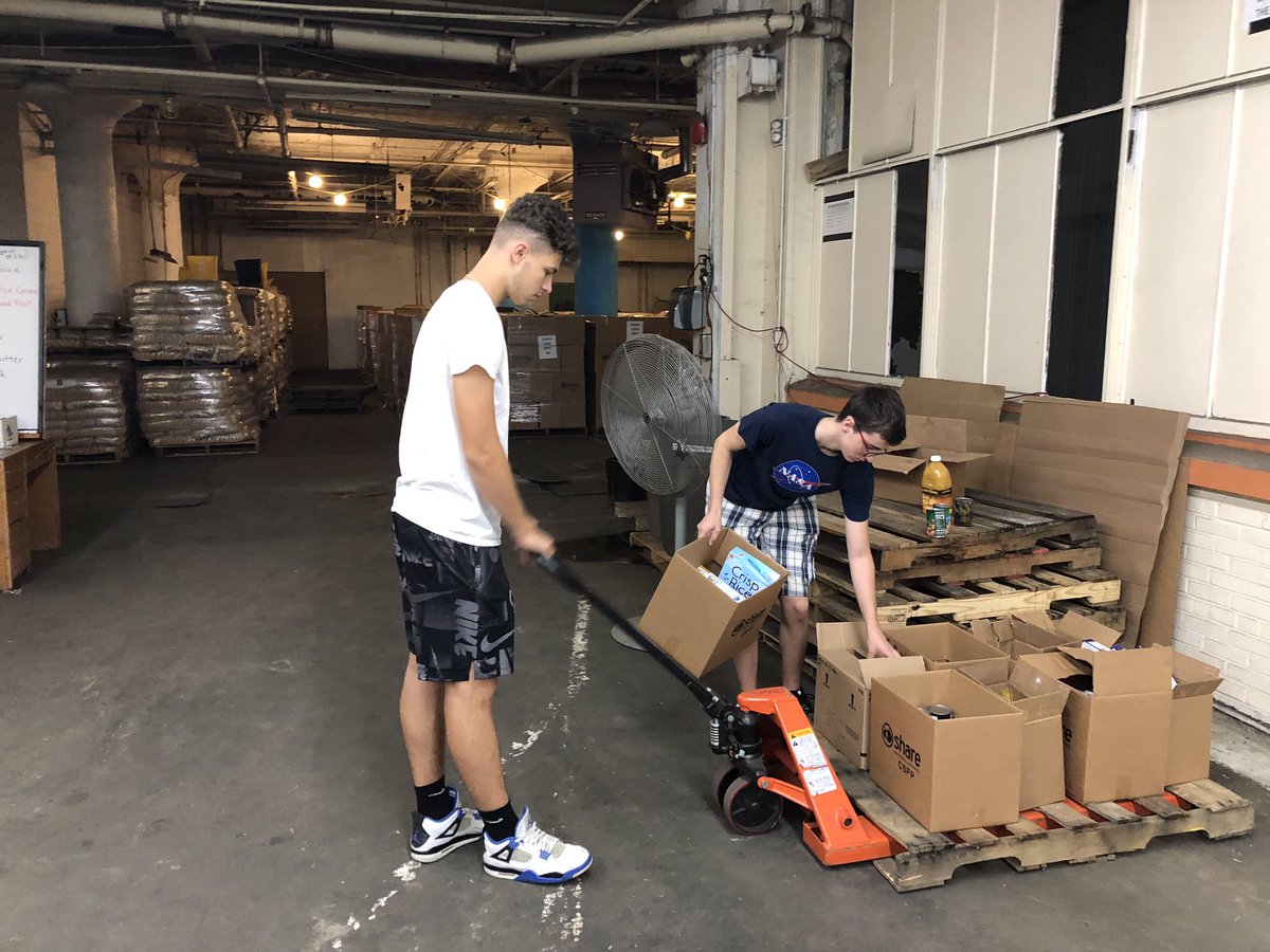 stedmundprep's tweet photo. #SummerOutreach Day 4: the last full day of service! We headed to Face to Face Germantown to help with lunch service and worked with @sharefoodphilly to build food packages, engaging in their mission of food distribution, education, and advocacy. #vincentian @depaulyac https://t.co/DRiWU1WApu