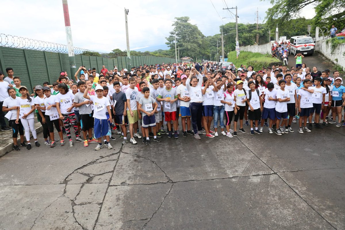 SESAN_Escuintla's tweet photo. Carrera 5K en pro de la Nutrición dirigida por personal técnico de @SESAN_Escuintla apoyo de: #CONJUVE, #MINEDUC, #MIDES, #MSPAS, #ENEFE, #SBS, #RadioRitmo, #PNC, #CruzRoja, Municipalidad y sector educativo, se recaudó Incaparina para para niños con Desnutrición en el municipio. https://t.co/UAmMNiTixK