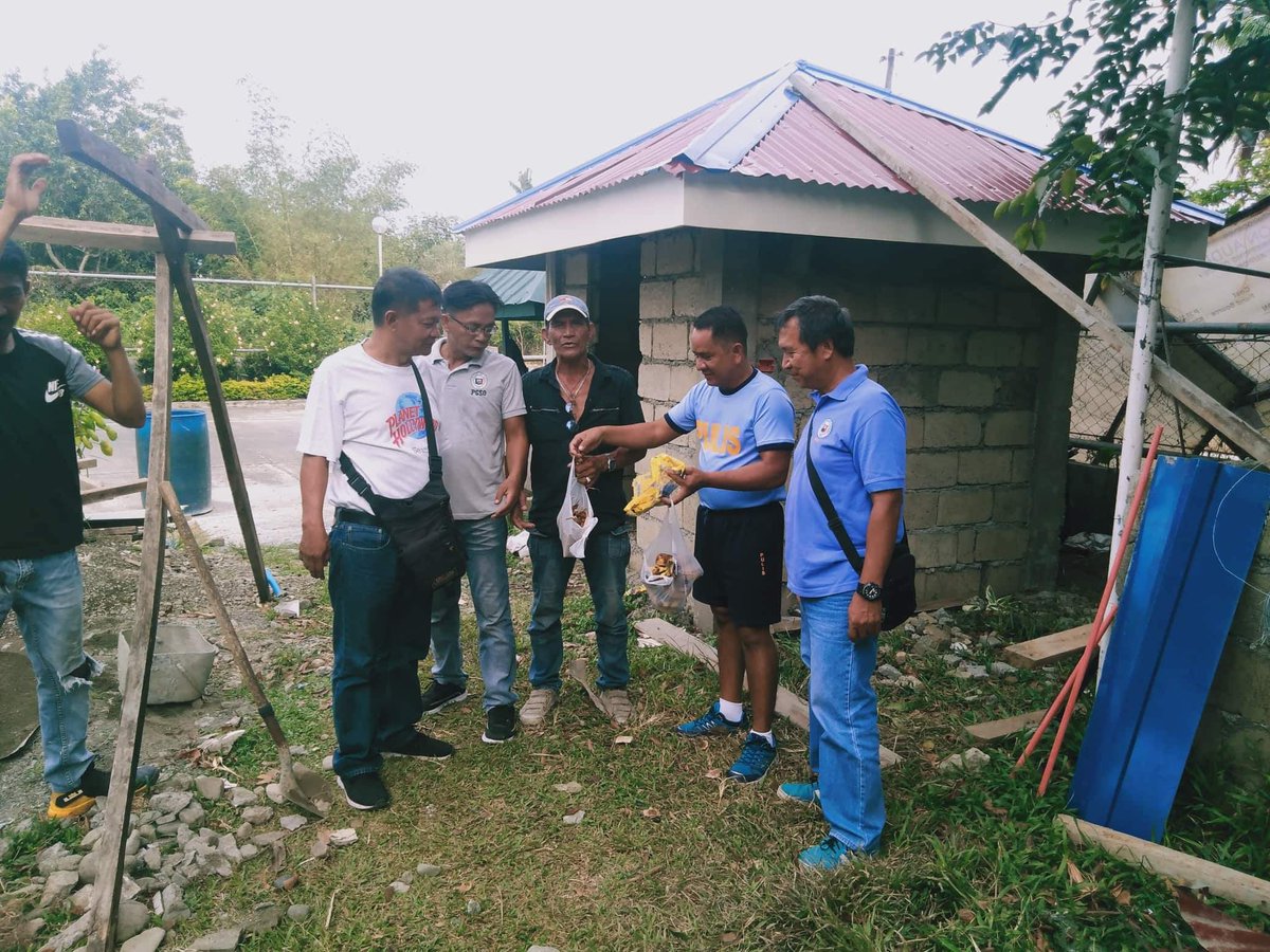 Aurora_PCLO's tweet photo. Pulis na Mapagbigay. Si PCpl Vic T Antonis, kawani ng RCLO3 Aurora PCLO, pagkatapos mag-ehersisyo ay nagbahagi ng kaniyang merienda sa mga taong kasalukuyang gumagawa ng guard house malapit sa kanilang opisina.
#OCACHALLENGE
#PNPGOODDEEDS
#PulisSOCOKaibiganKo https://t.co/P35ksxJG5D