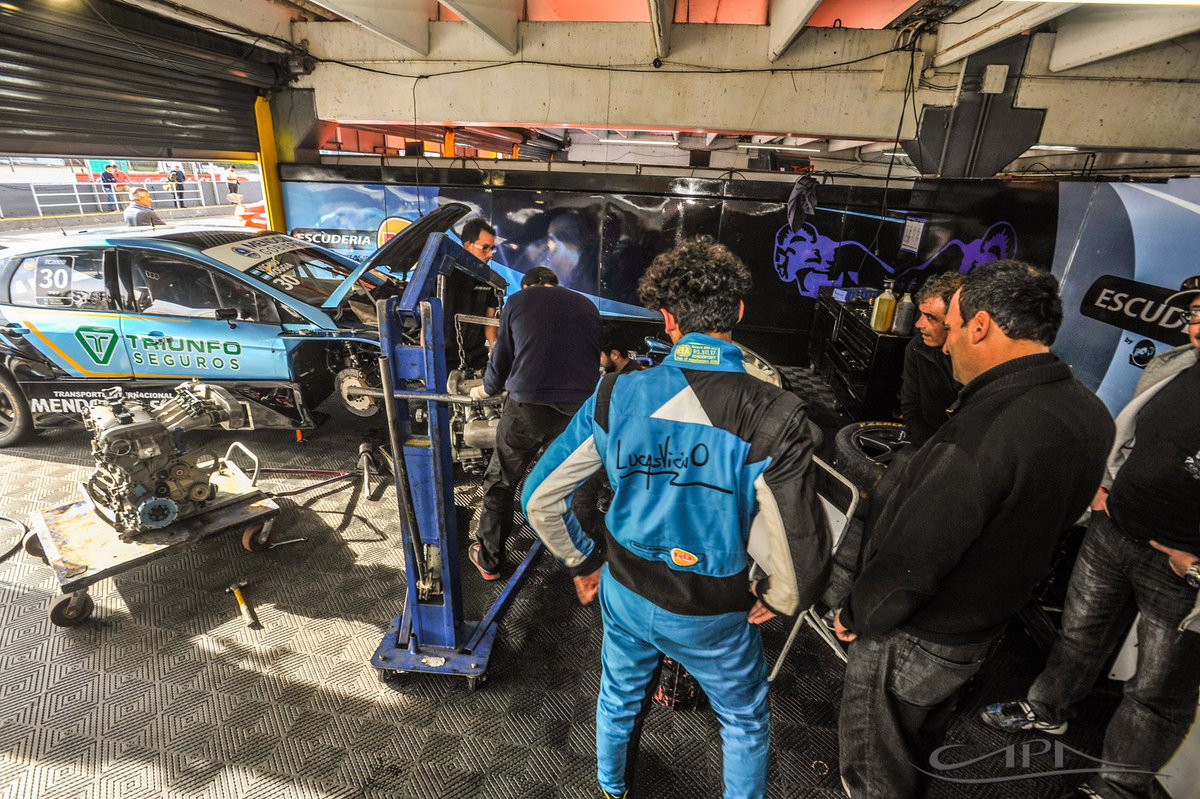 ramracingok's tweet photo. Buenas sensaciones en la apertura de las #100MillasBA

#E1 Titulares
3. @MartinChialvo 
6. @gregoconta 
13. @LucasVicino_ok 

#E1 Invitados
6. @manuuluque 
10. @GuidoMoggia 
11. @FacuConta https://t.co/oNn8OjHQWO