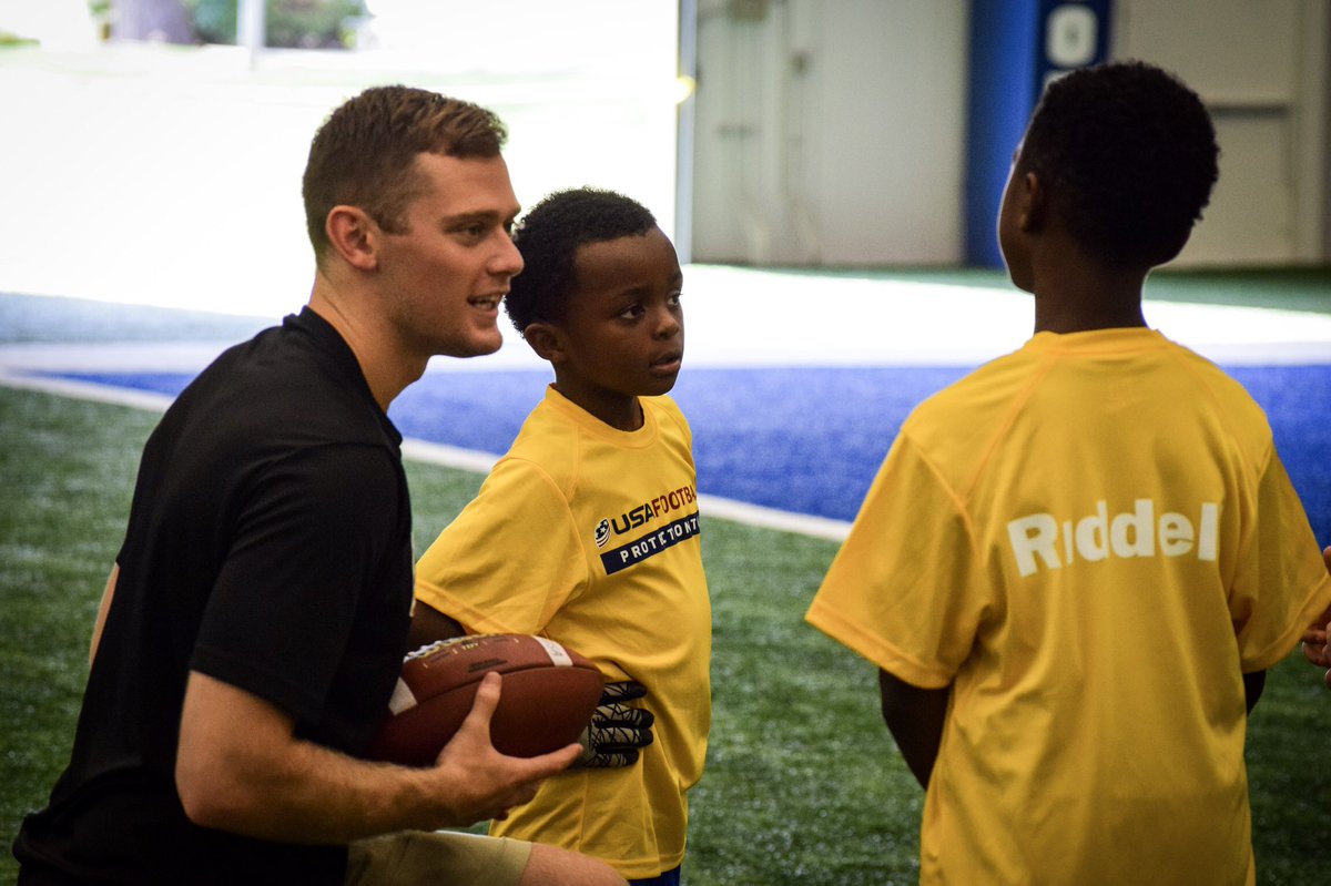 USAFootball's tweet photo. We had a terrific night with the @Colts and @RiddellSports!
Thanks to all the kids and parents who came out to have some fun! π
#ProtectionTour https://t.co/jAhh565IMg