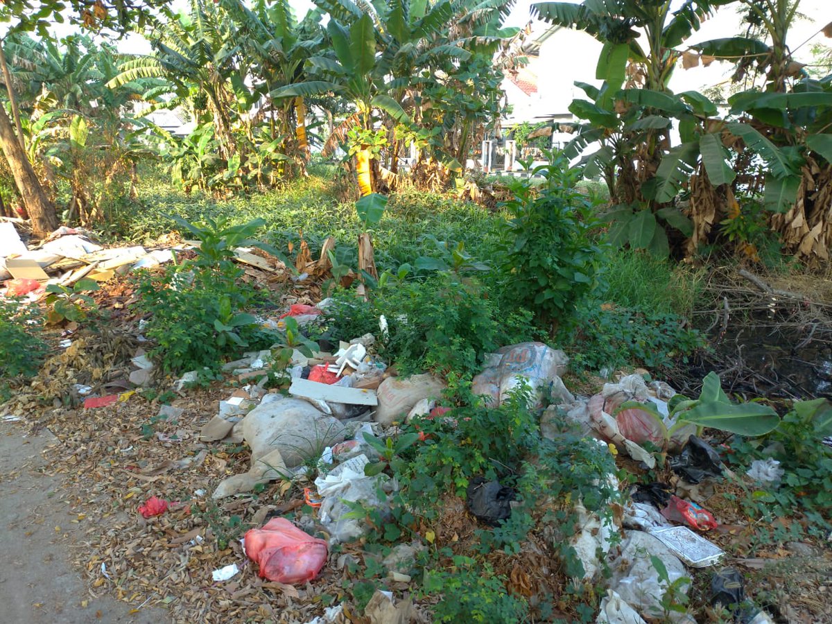 nairdaid's tweet photo. Selamat pagi dan salam hormat kepada dinas-dinas terkait.
Saya hendak melaporkan kondisi kali di jalan Belimbing dekat wilayah RT.006/RW.020, Kota Harapan Indah.
Mohon dibantu pembersihannya
#bekasikeren #kotabekasi #bmsdakotabekasi #pemkotbekasi #rahmateffendi https://t.co/ezI5cGZxKU