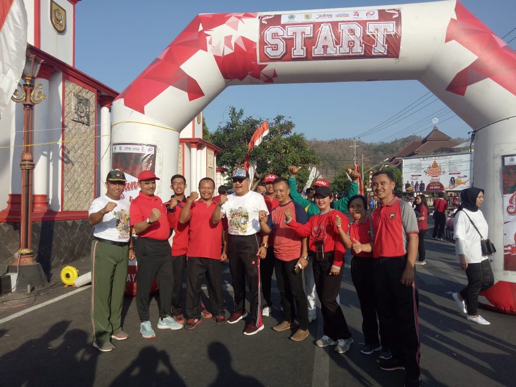 Dapat sehatnya. Dapat bahagianya. Jalan sehat Hari Jadi Jateng di Wonogiri.