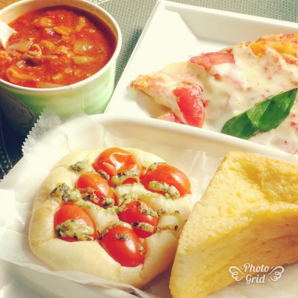 Kei パン屋さんで朝ごはんを買ってきた ー トマトたっぷりマルゲリータ アンジュレのフォカッチャ フレンチトースト チキンのトマト煮 オイシー 今日は朝からジェット機が飛び交っている 明日の松島の航空ショーに関係があるのかな W Kei パン屋さんで朝ごはんを買ってきた ー トマトたっぷりマルゲリータ アンジュレのフォカッチャ フレンチトースト チキンのトマト煮 オイシー 今日は朝からジェット機が飛び交っている 明日の松島の航空ショーに関係があるのかな W