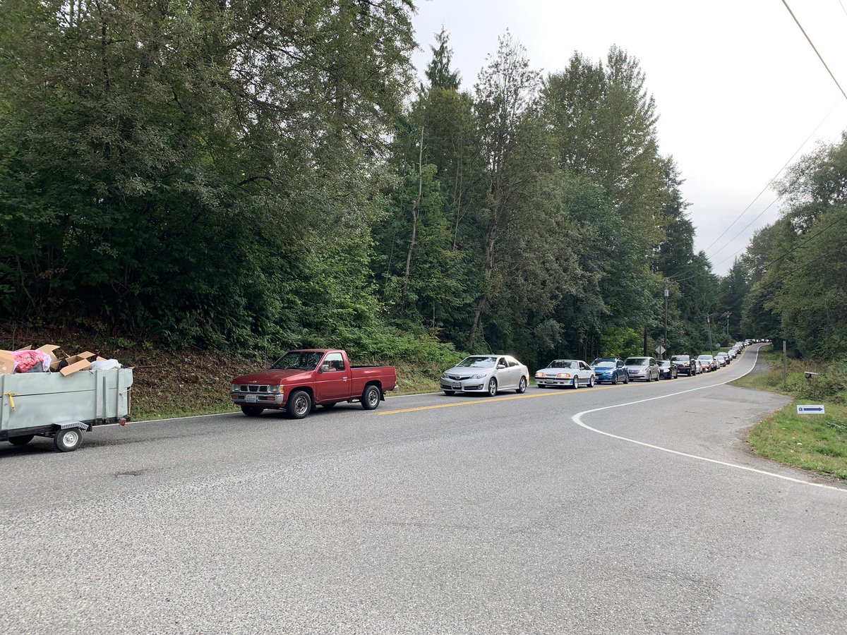 Serellan's tweet photo. #Finish522 Commuters using neighborhood streets to bypass the 522/Paradise Lake mess. It is like this every weekday afternoon for HOURS. @KIROTraffic @komonewsradio @NEWSGUYSULLY @DoriMonsonShow https://t.co/vrk8lQkk13