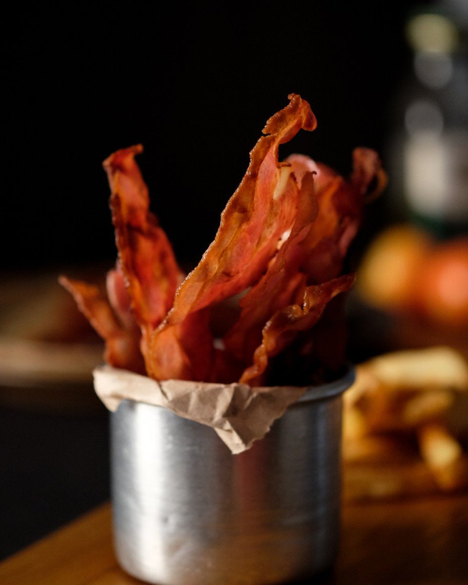 Delimondo's tweet photo. Tasty treats coming your way!!! No artificial nitrates or nitrites added. #Delimondotasteslikehome #NaturallyCuredBacon https://t.co/zEhIyoXI8h