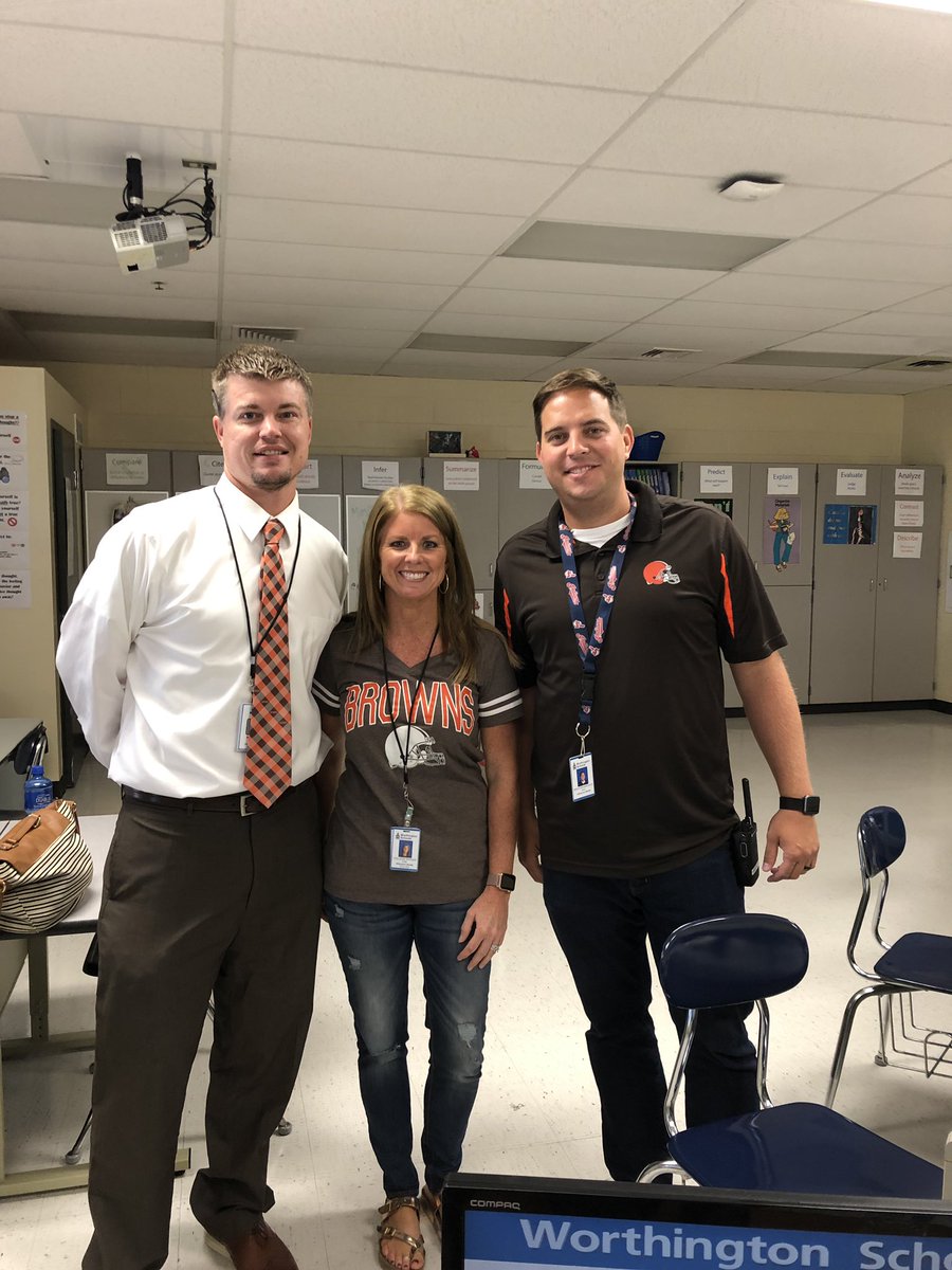 KMS_6thgrade's tweet photo. Dawg Pound at KMS 🏈🧡 Go Browns! @wcsdistrict @KilbourneMiddle #itsworthit https://t.co/BDR7it2xha