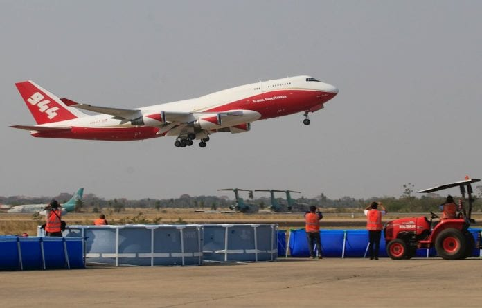 ElNacionalWeb's tweet photo. #ENMundo Avión cisterna despegó en Bolivia para mitigar fuego en la Amazonia https://t.co/QrWZJigKx5  https://t.co/q9CjS0QsA1
